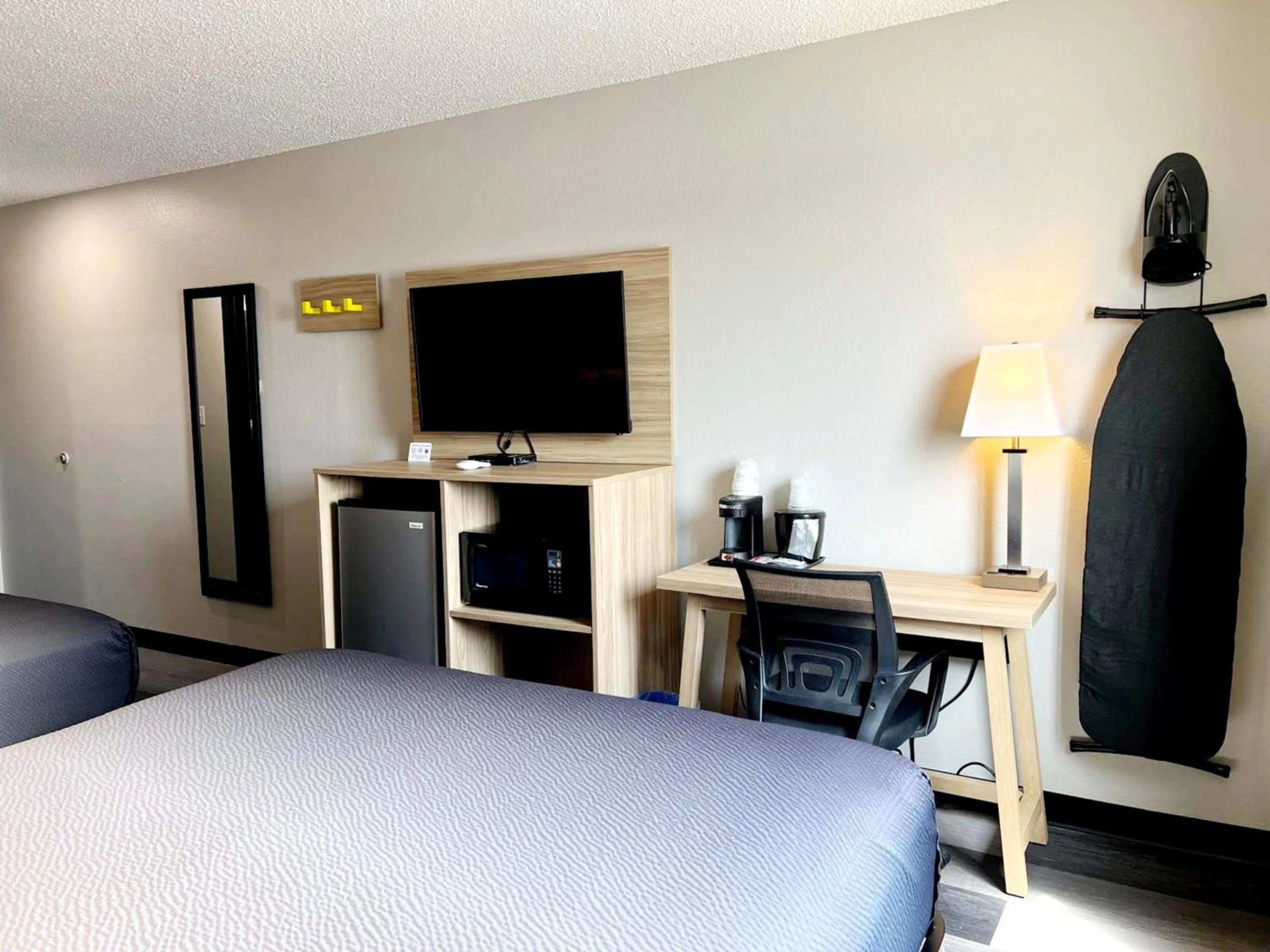 Bed in Super 8 by Wyndham Cedar Rapids