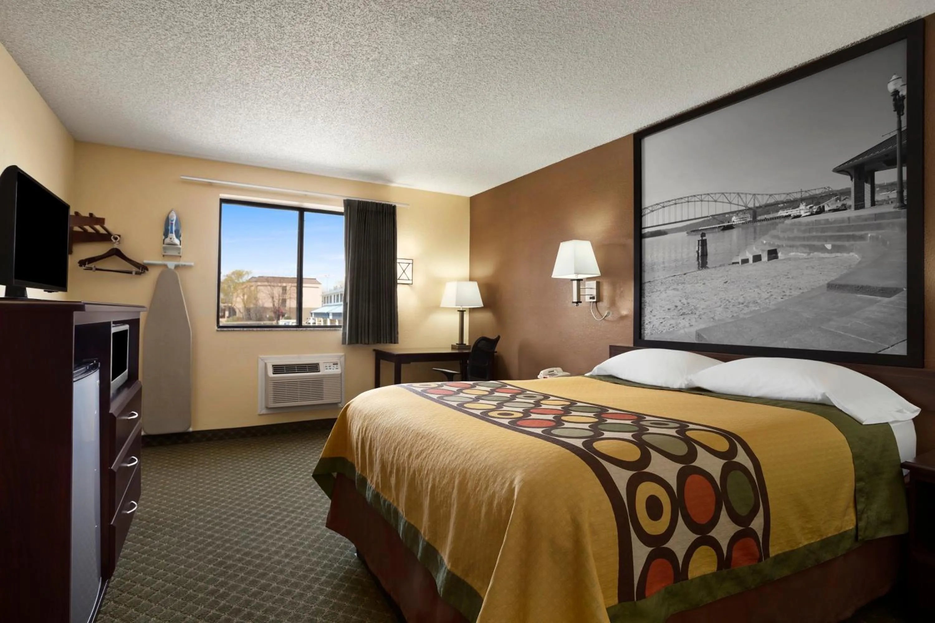 Day, Bed in Super 8 by Wyndham Cedar Rapids