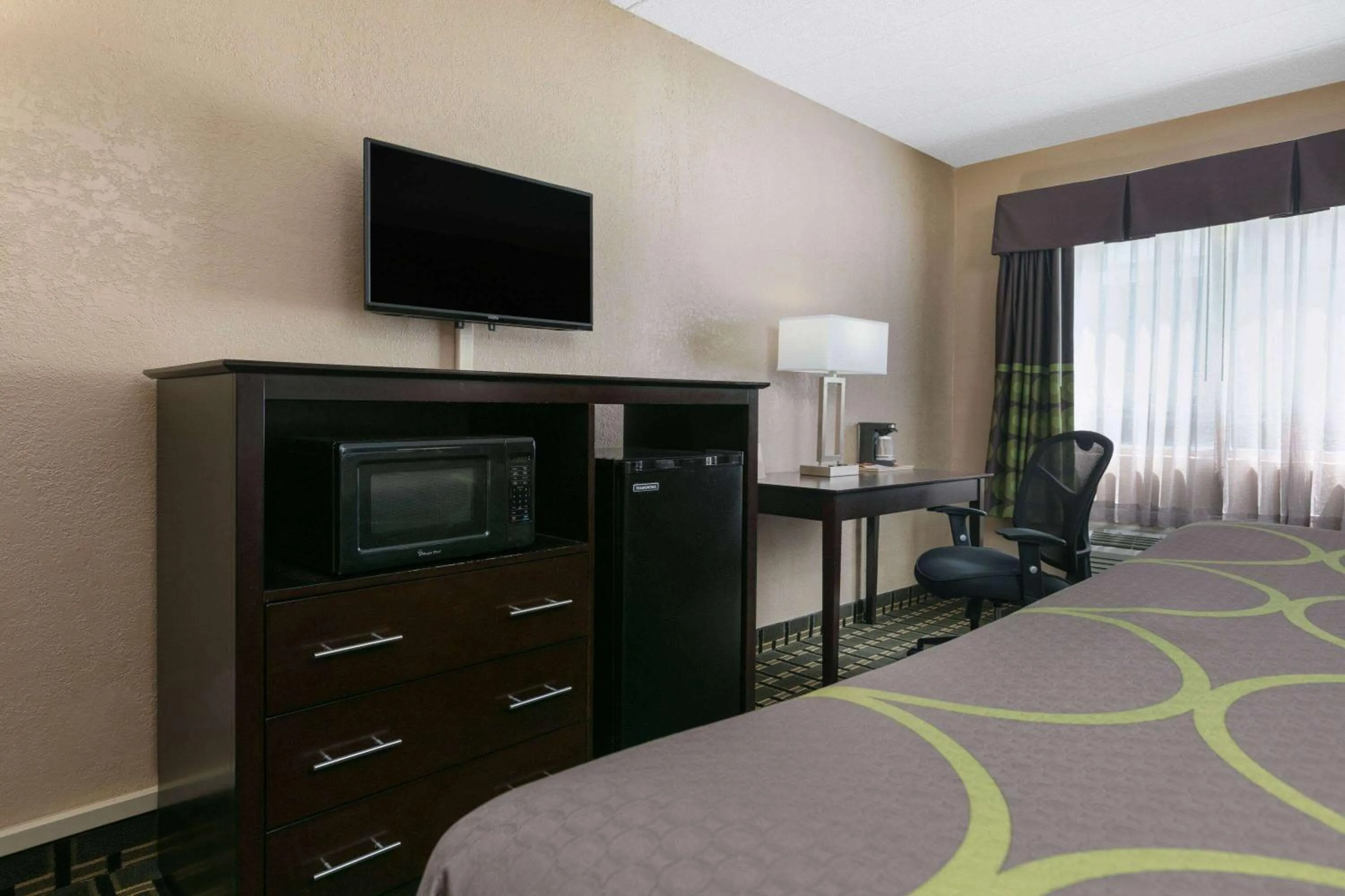 Photo of the whole room, Bed in Super 8 by Wyndham Grand Prairie North