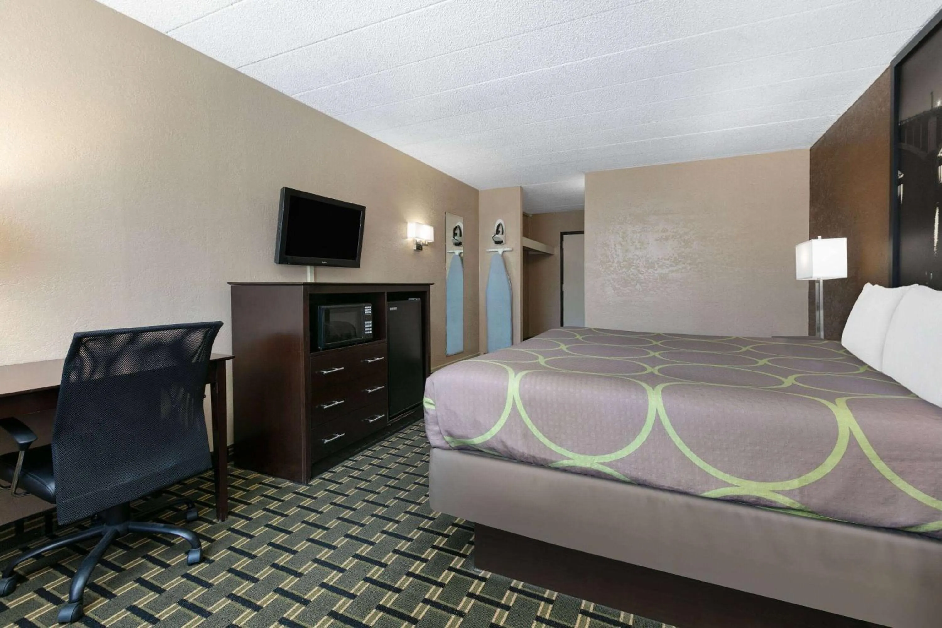 Photo of the whole room, Bed in Super 8 by Wyndham Grand Prairie North