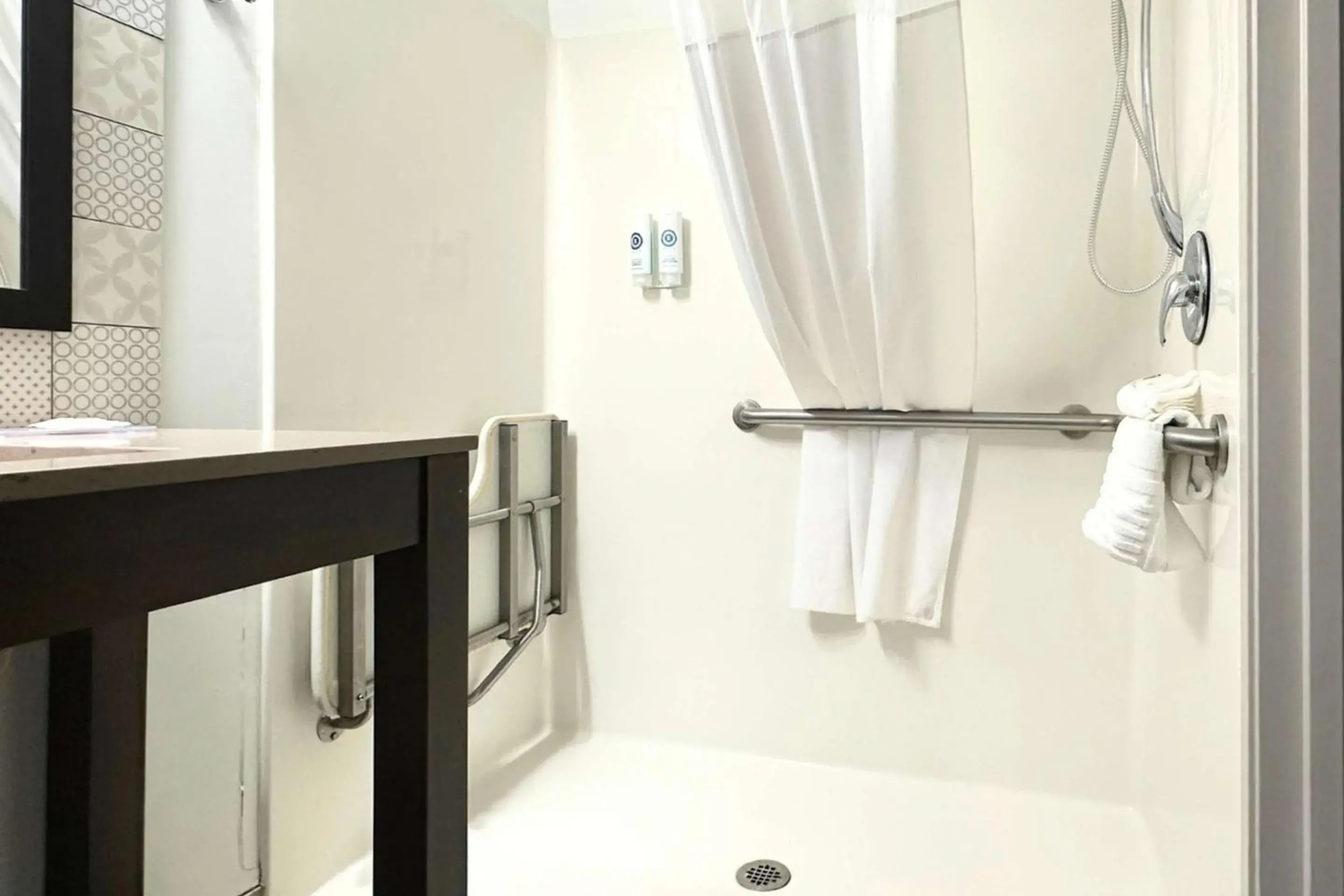 King Room - Accessible/Non-Smoking in Comfort Inn & Suites Cartersville - Emerson Lake Point King Room - Accessible/Non-Smoking in Comfort Inn & Suites Cartersville - Emerson Lake Point