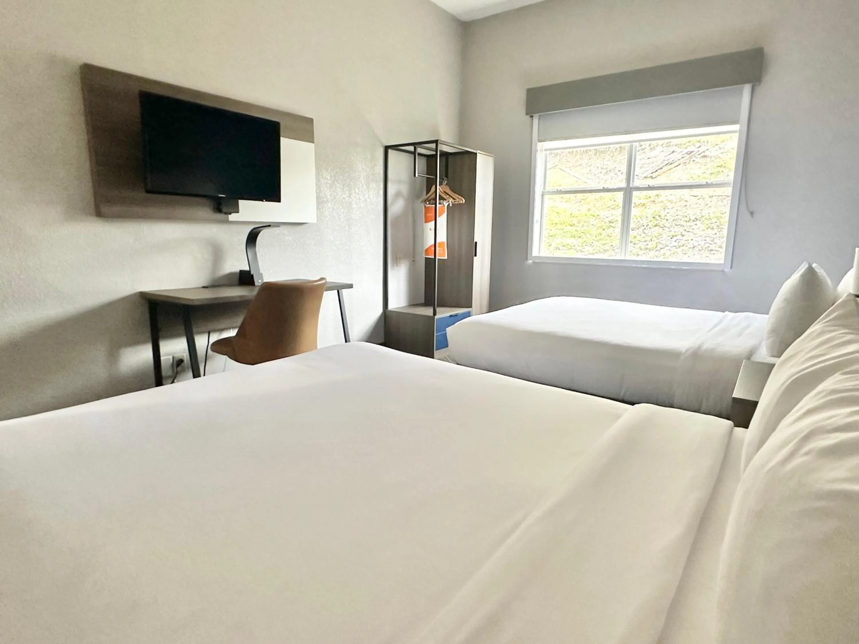 Bedroom, Bed in Comfort Inn & Suites Cartersville - Emerson Lake Point