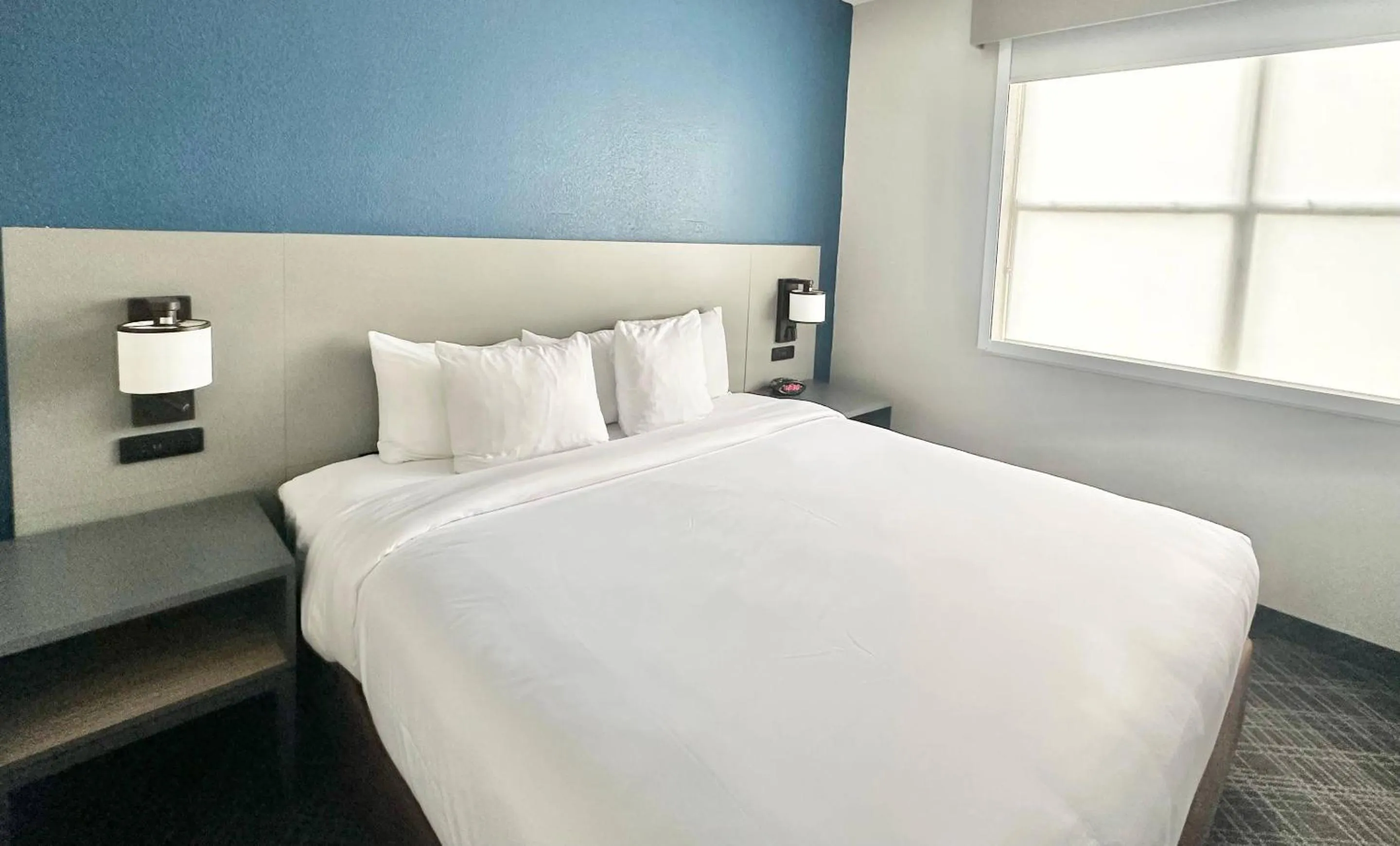 Bedroom, Bed in Comfort Inn & Suites Cartersville - Emerson Lake Point