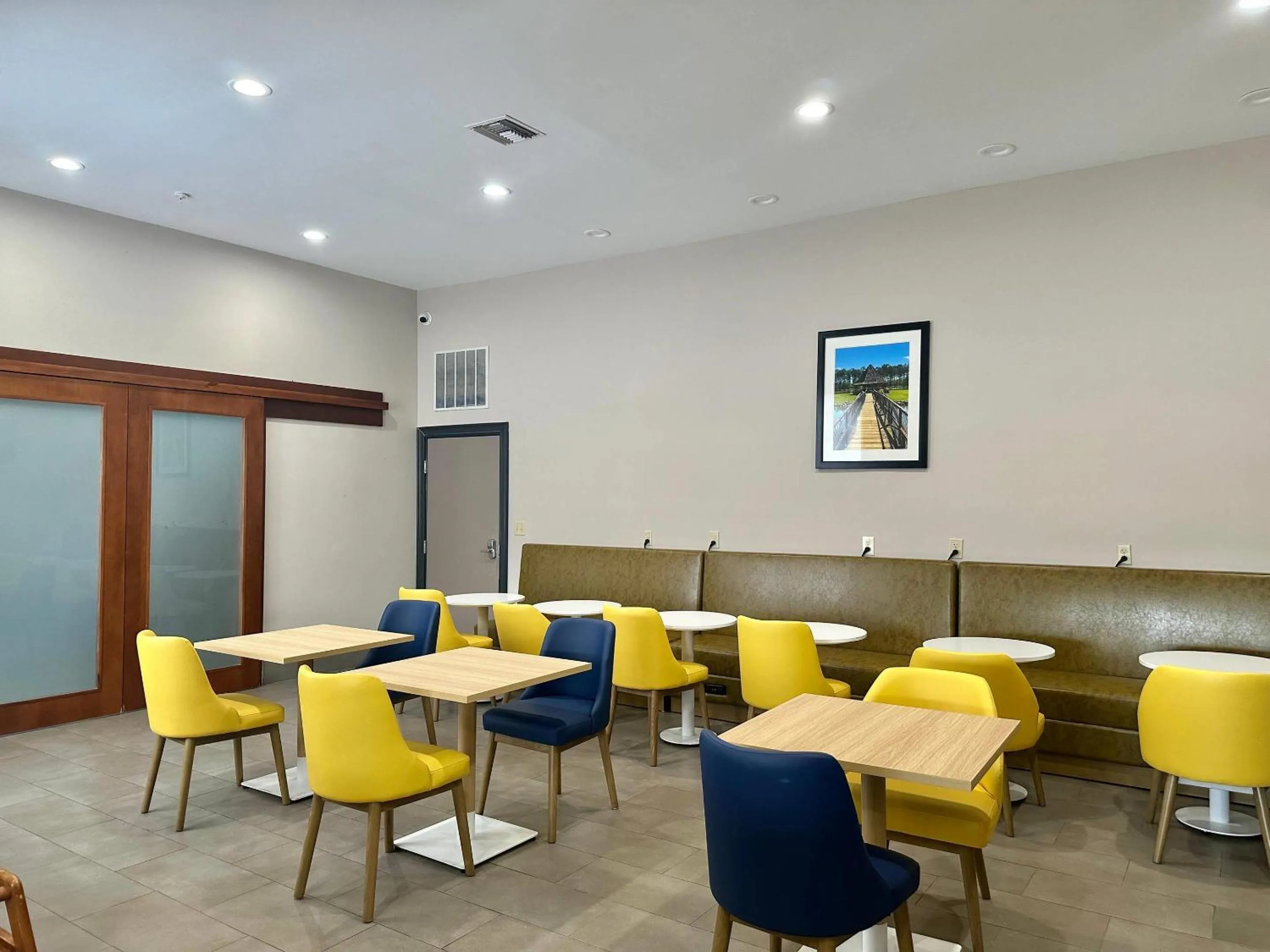 Breakfast in Comfort Inn & Suites Cartersville - Emerson Lake Point