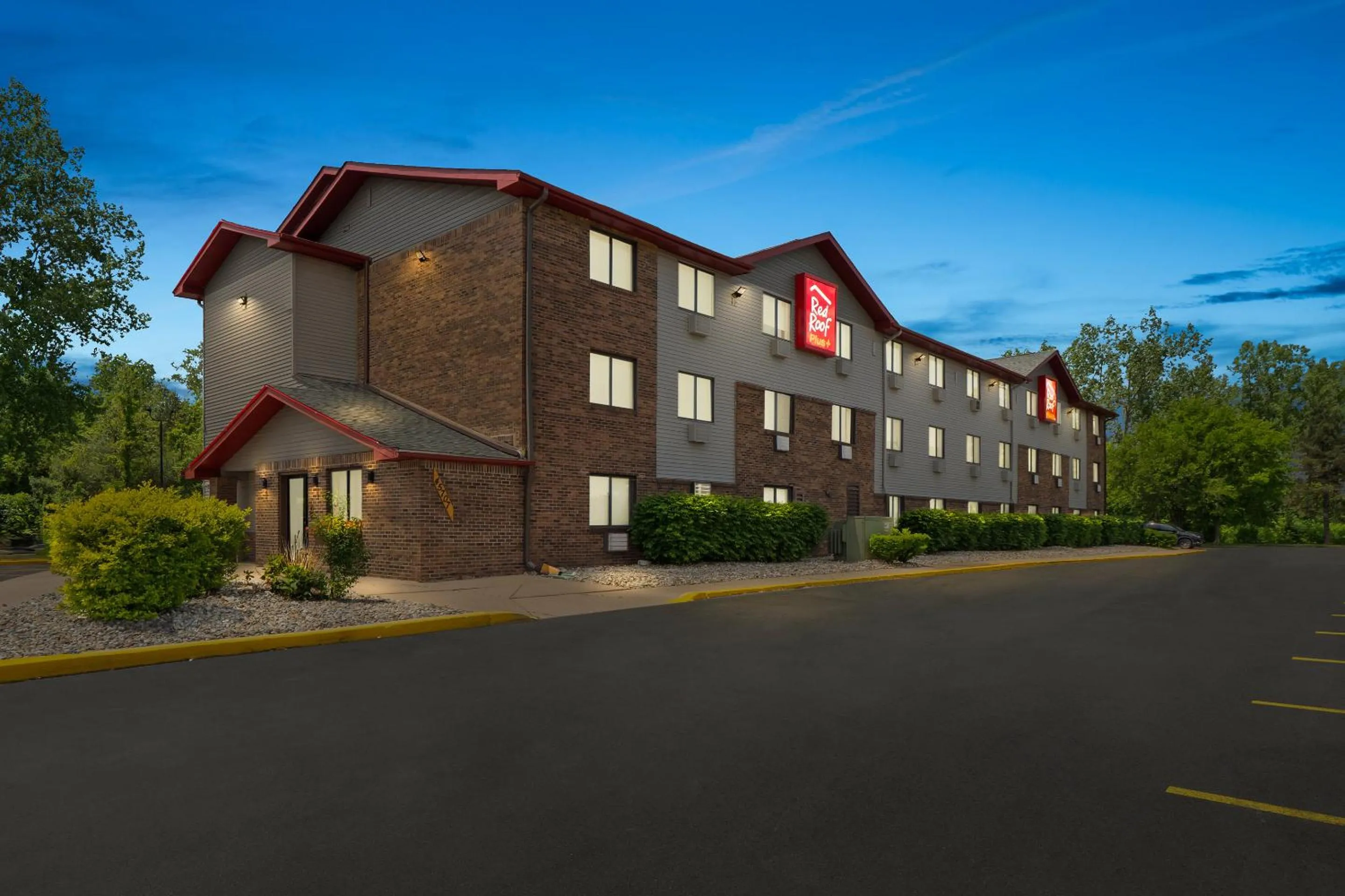 Facade/entrance in Red Roof PLUS Belleville