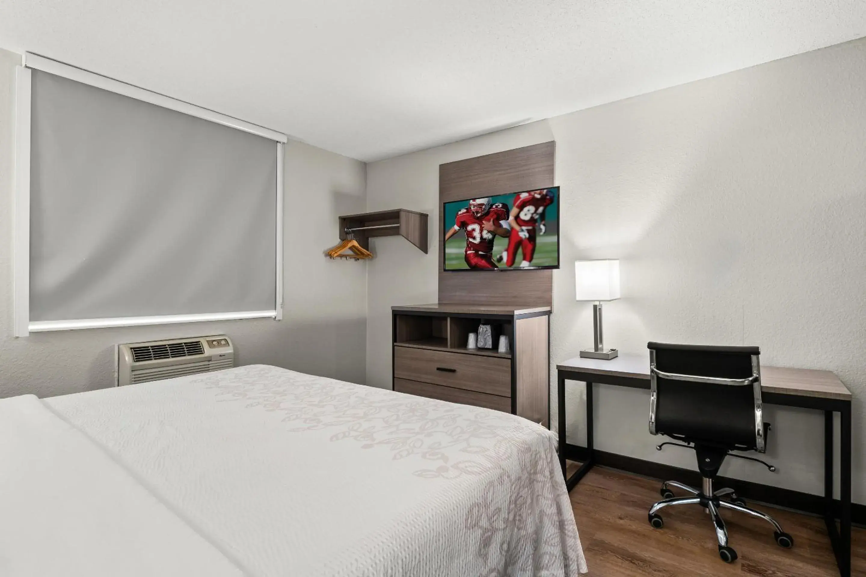 Standard King Room Disability Access Smoke Free in Red Roof PLUS Belleville Standard King Room Disability Access Smoke Free in Red Roof PLUS Belleville