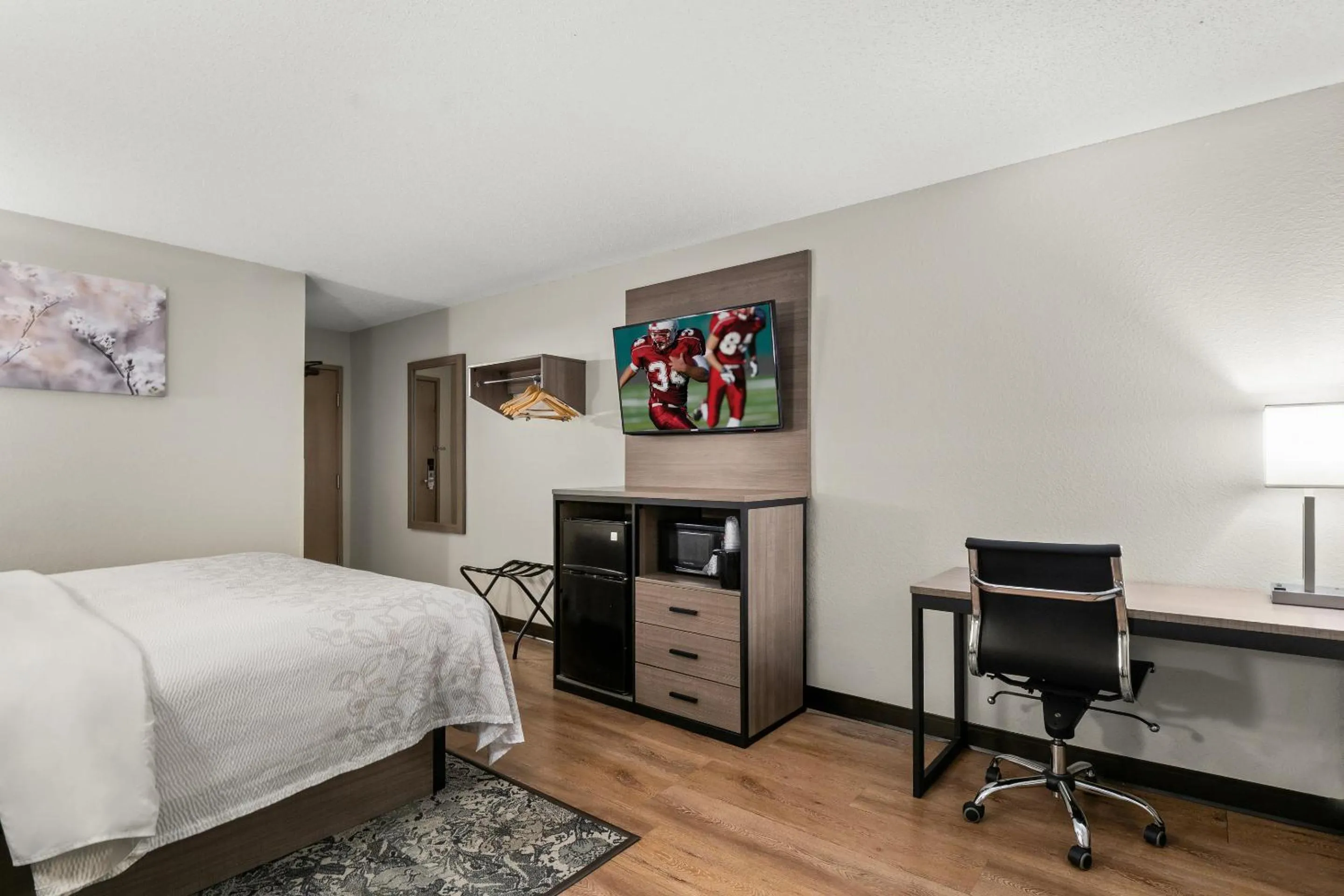 Bedroom, Bed in Red Roof PLUS Belleville