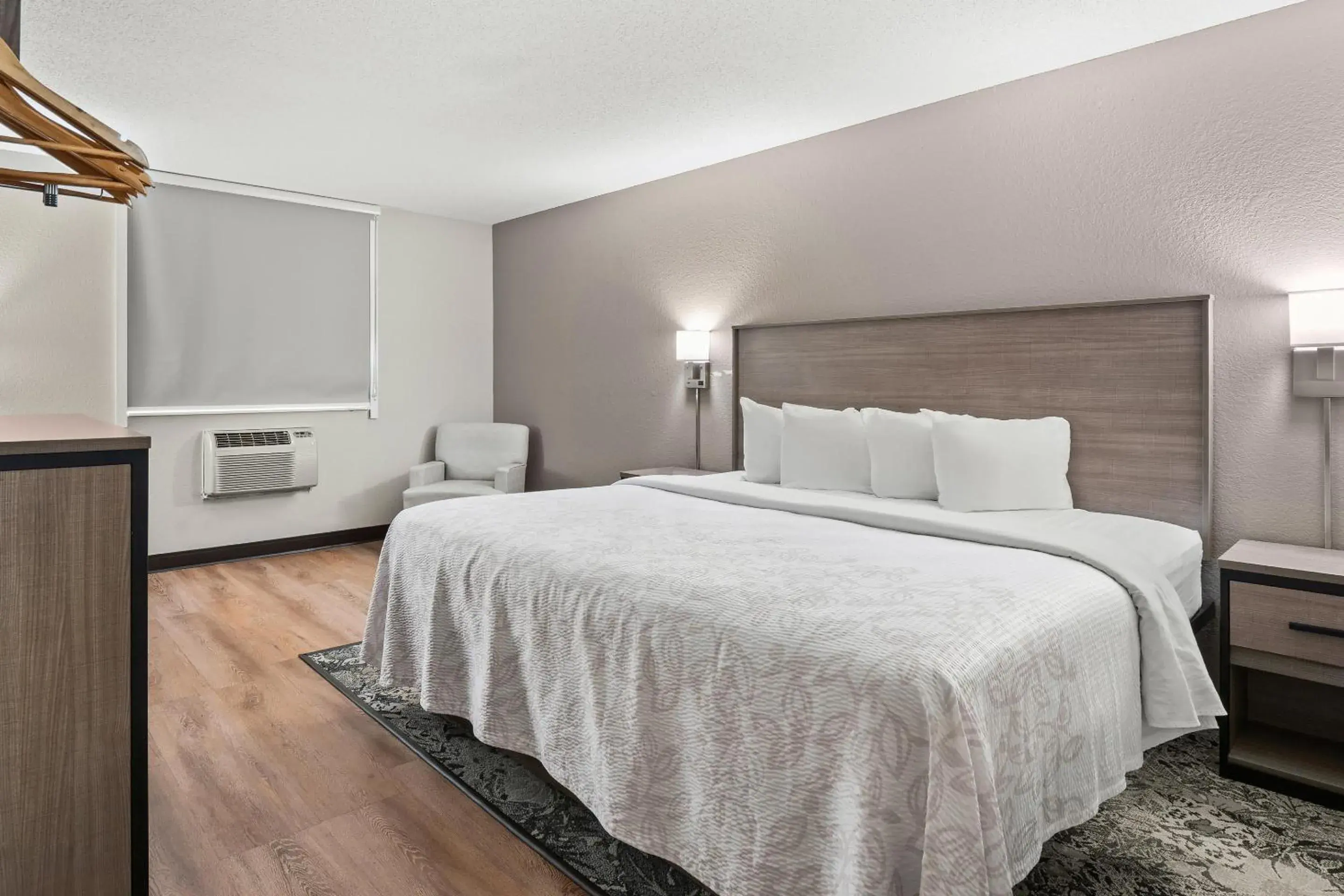 Superior King Room Smoke Free in Red Roof PLUS Belleville Superior King Room Smoke Free in Red Roof PLUS Belleville