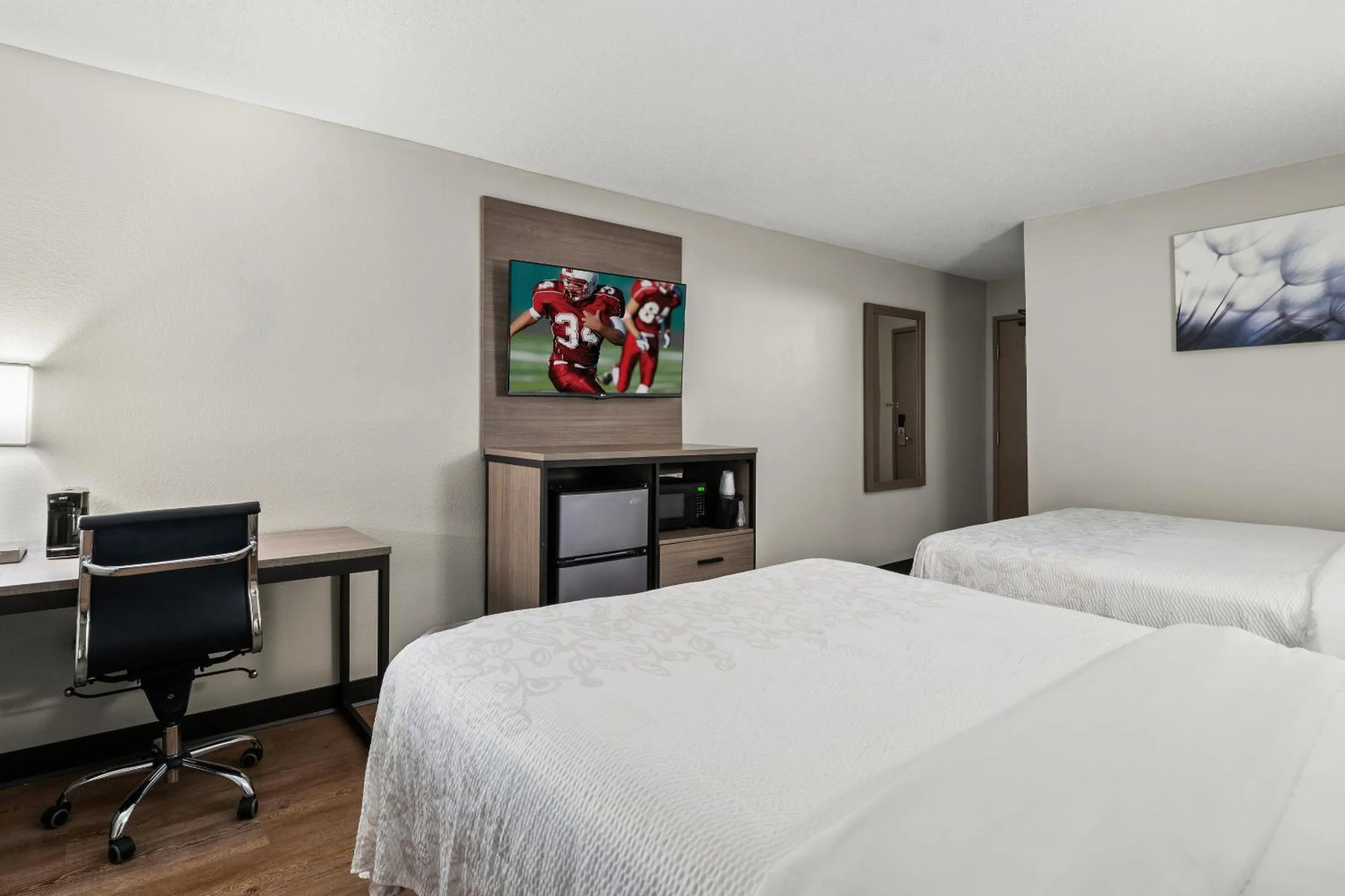 Photo of the whole room, Bed in Red Roof PLUS Belleville