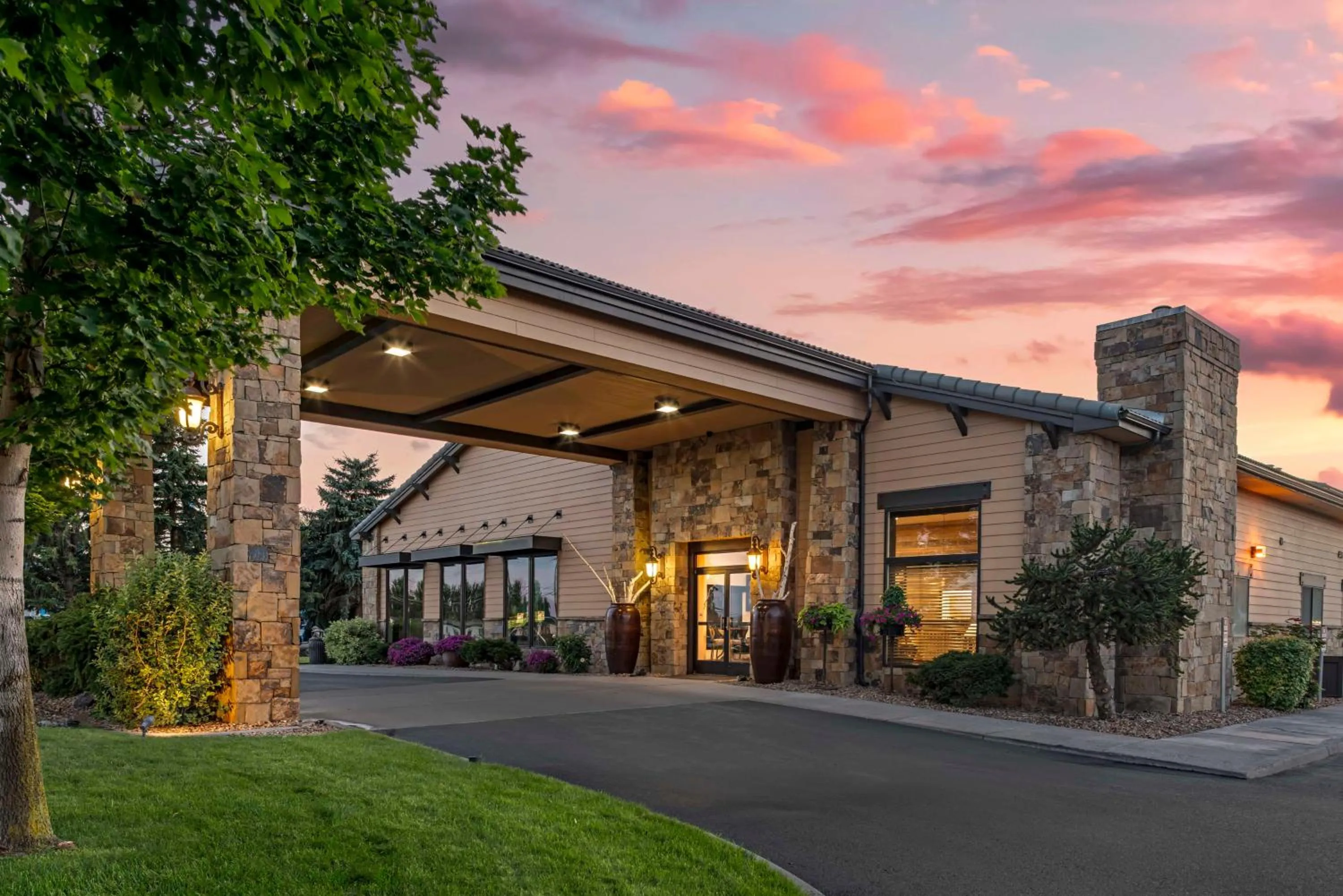 Property building in Best Western Rory & Ryan Inns