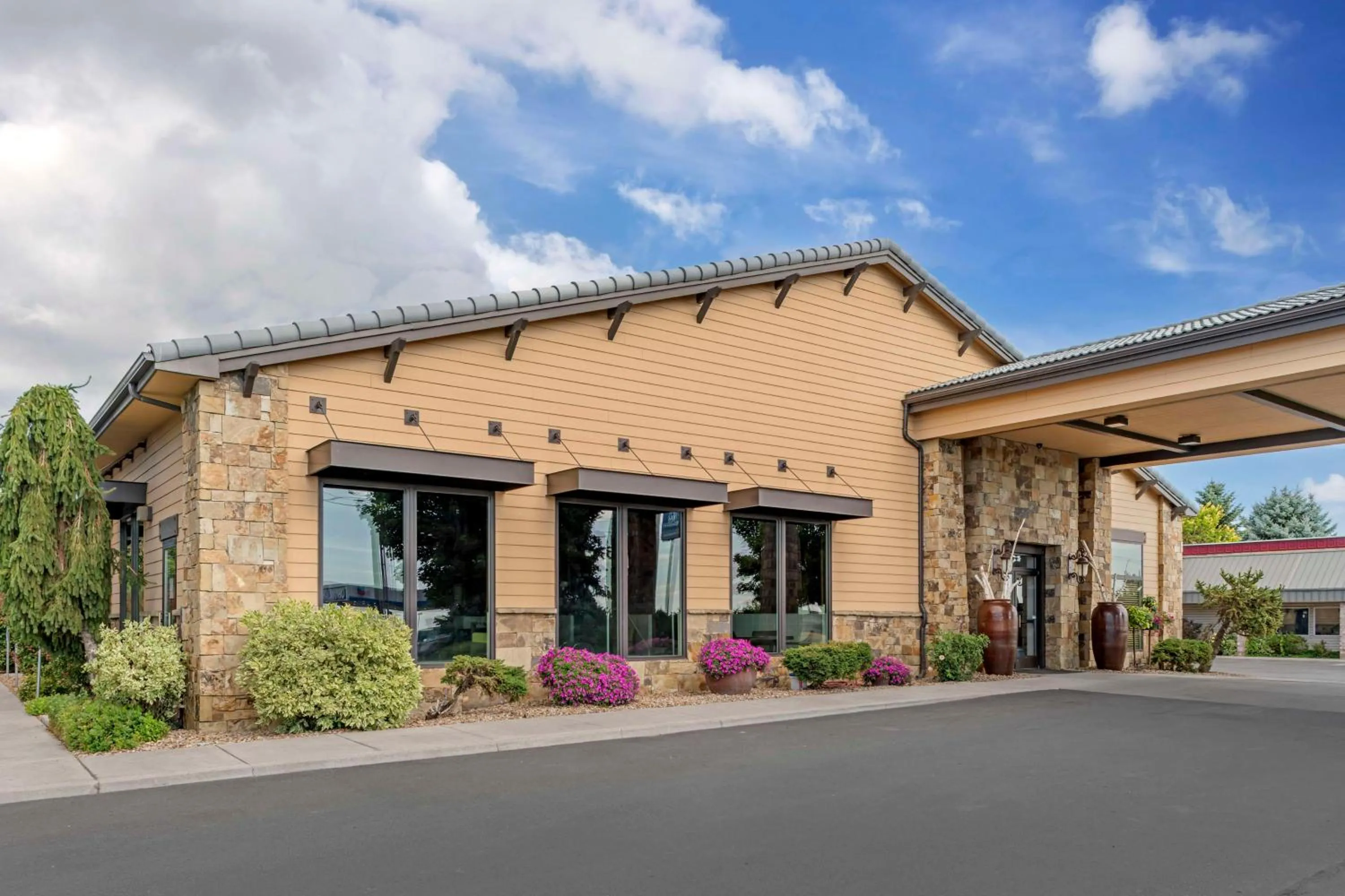 Property building in Best Western Rory & Ryan Inns