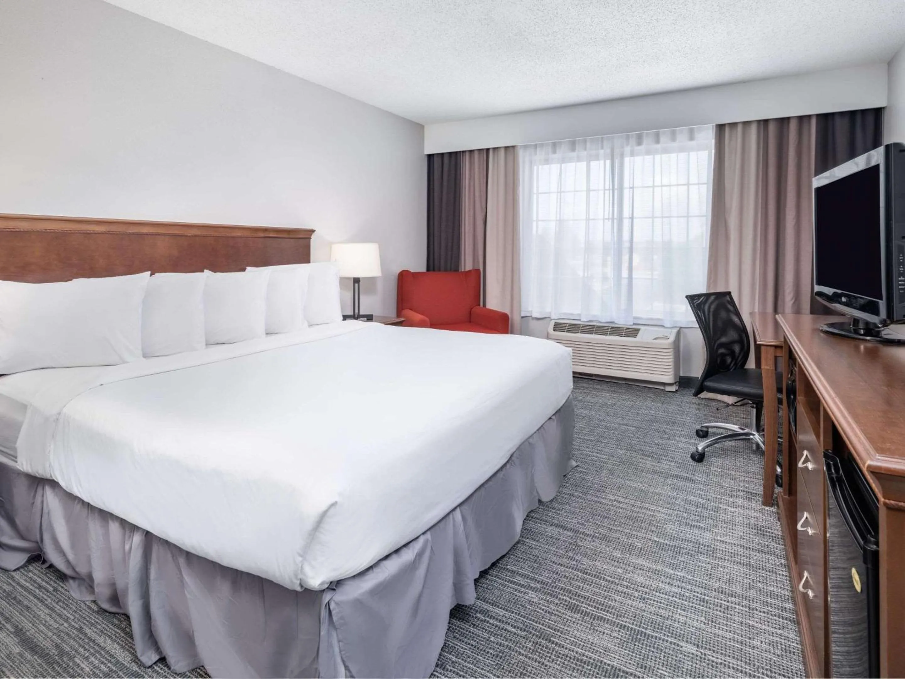 Bedroom in Country Inn & Suites by Radisson, Maumee - Toledo