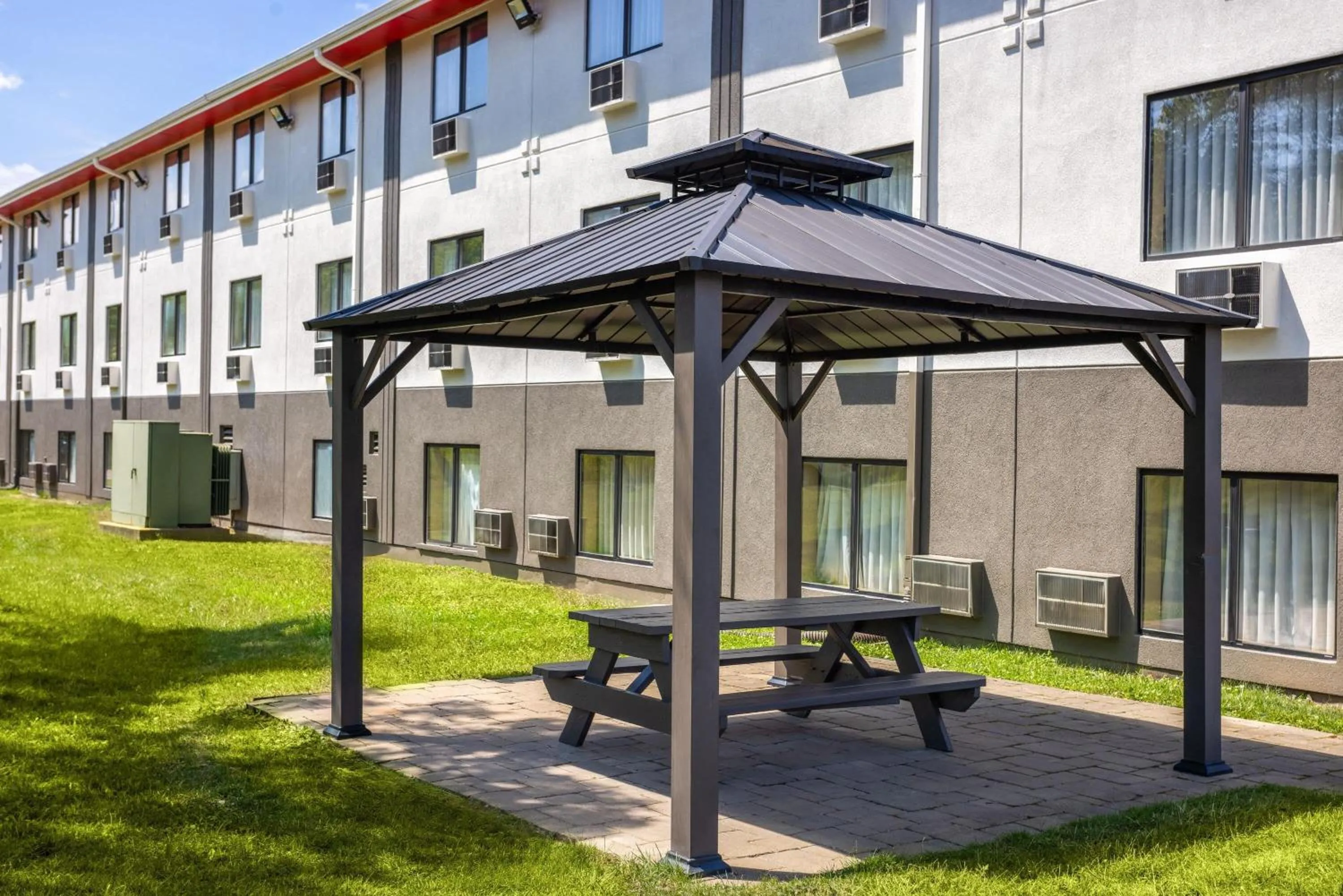 BBQ facilities in Super 8 by Wyndham St. Clairsville OH/Wheeling WV Area