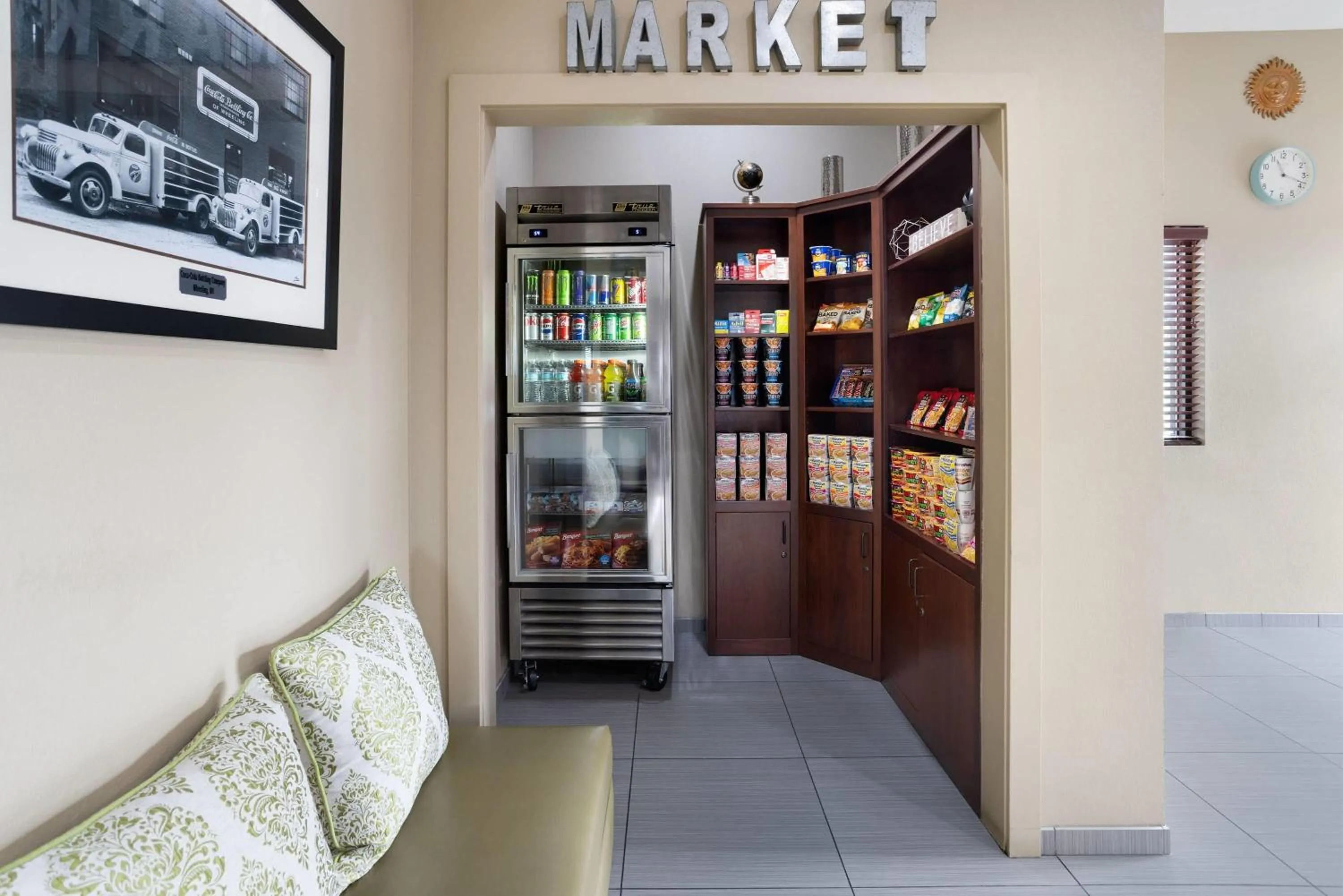 Food and drinks in Super 8 by Wyndham St. Clairsville OH/Wheeling WV Area