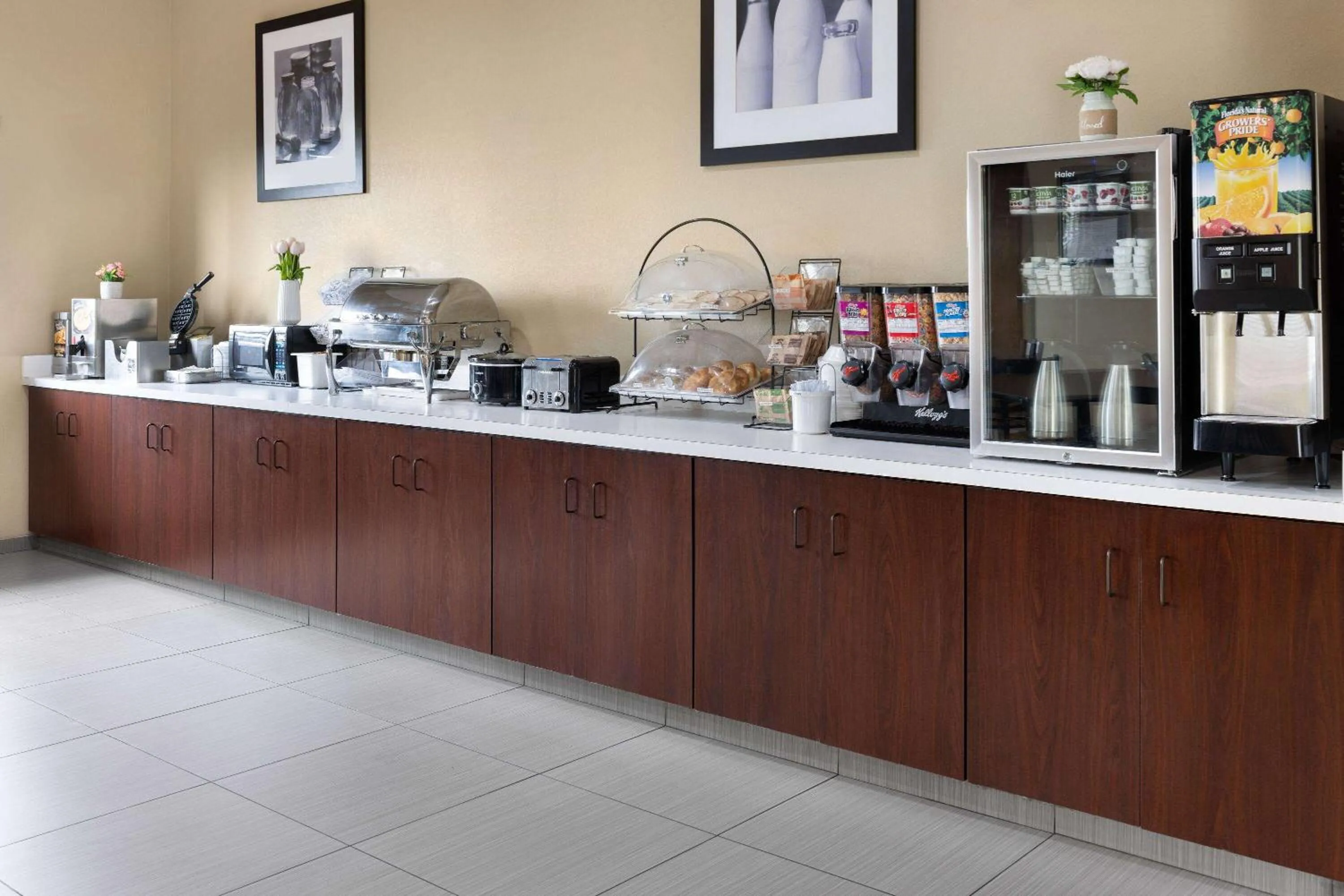 Breakfast in Super 8 by Wyndham St. Clairsville OH/Wheeling WV Area