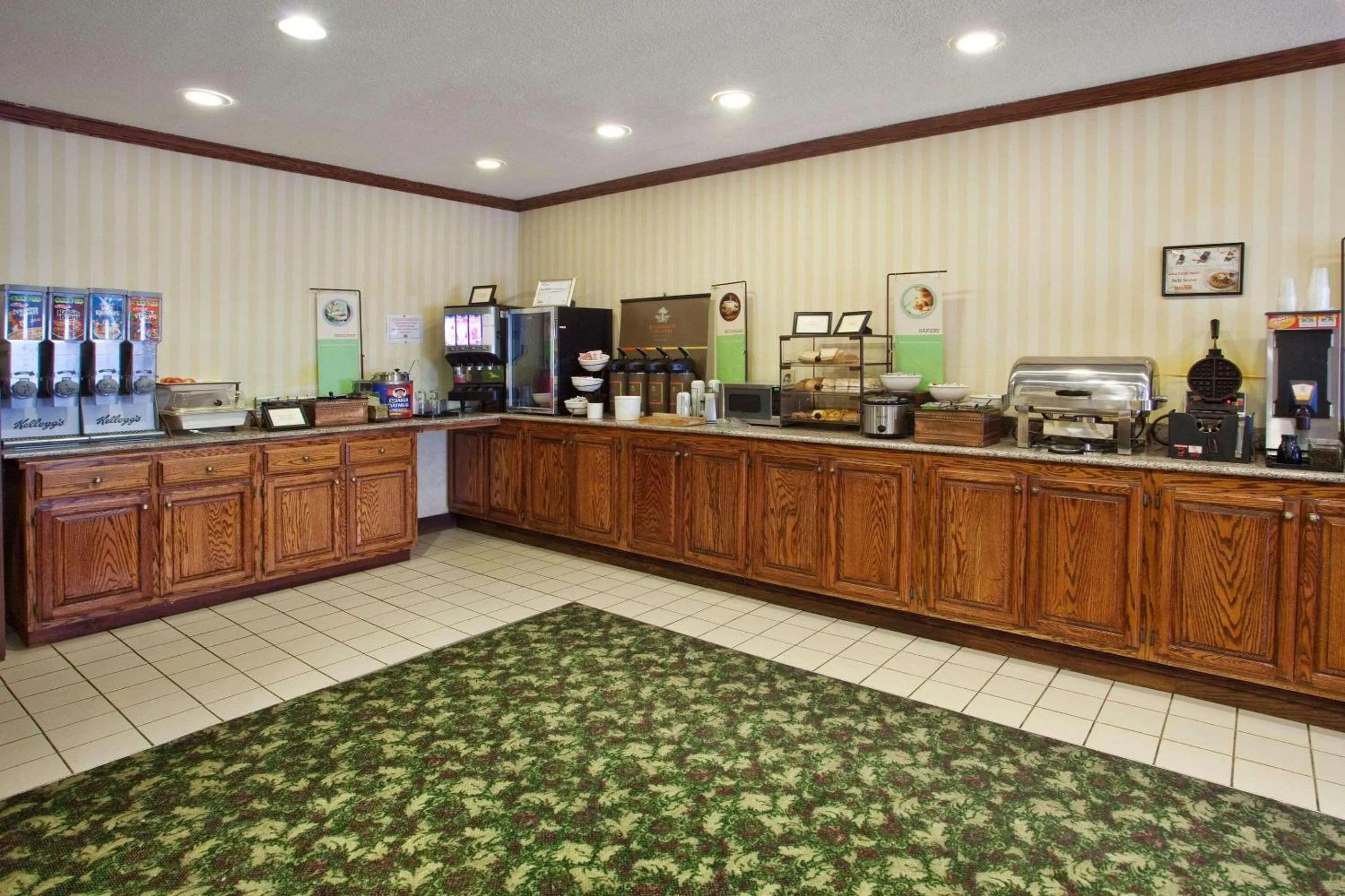 Breakfast in Country Inn & Suites by Radisson, Hiram, GA