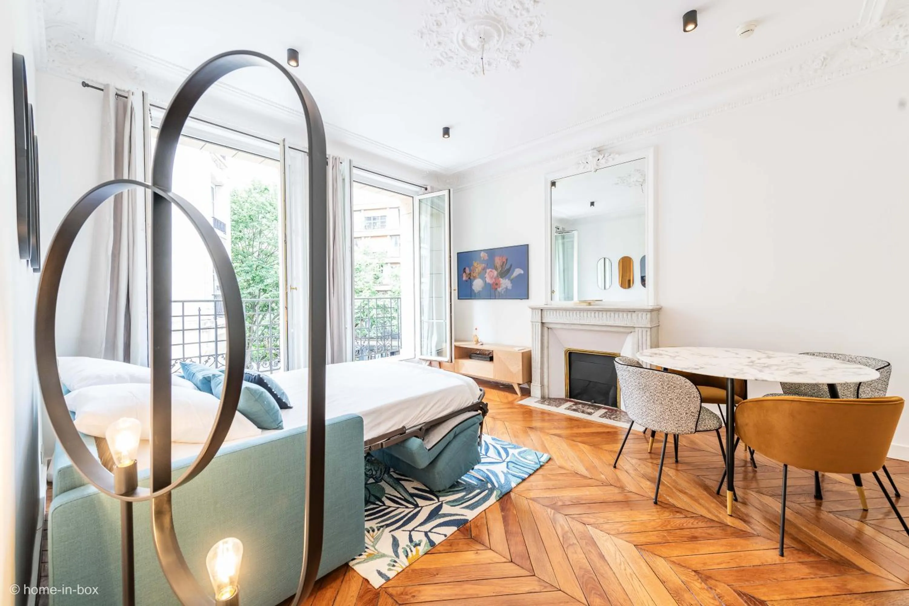 Bed in HotelHome Paris 16