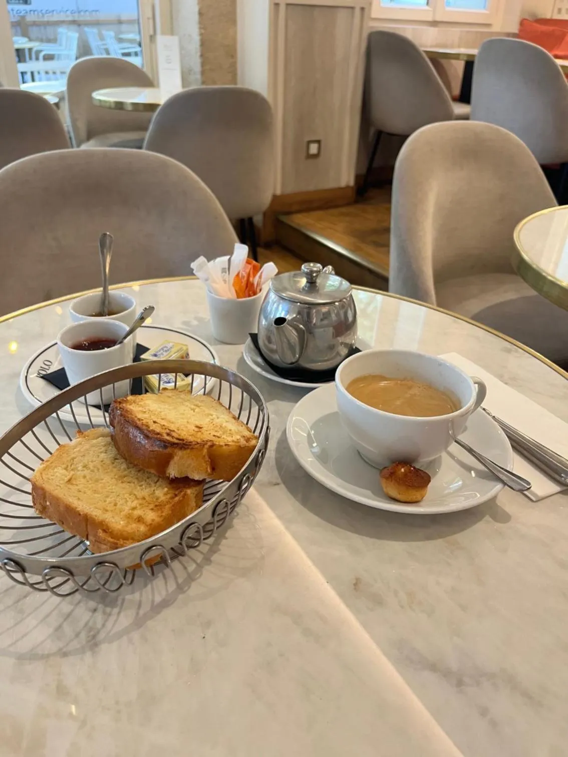 Food and drinks in HotelHome Paris 16