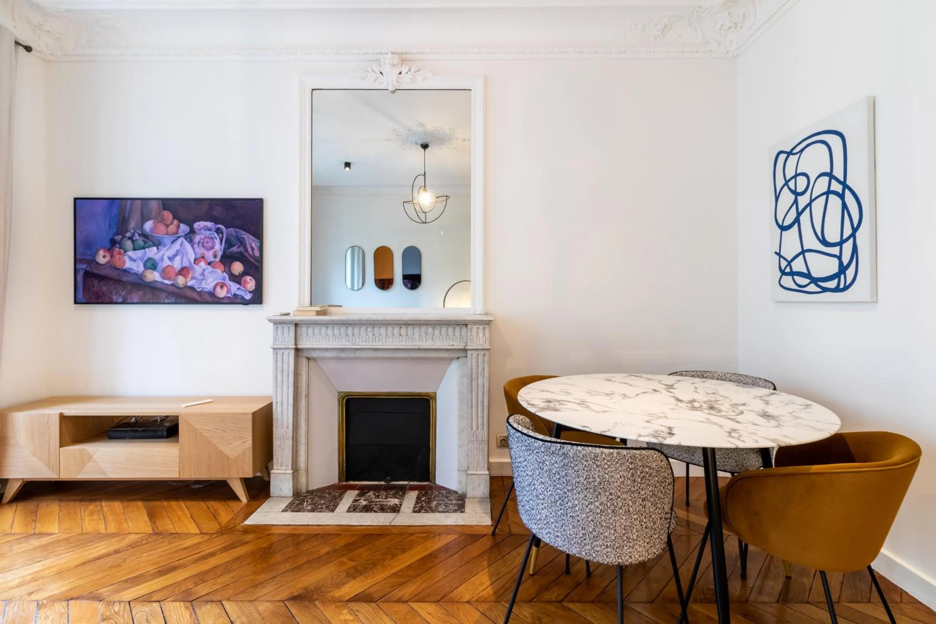 TV and multimedia in HotelHome Paris 16