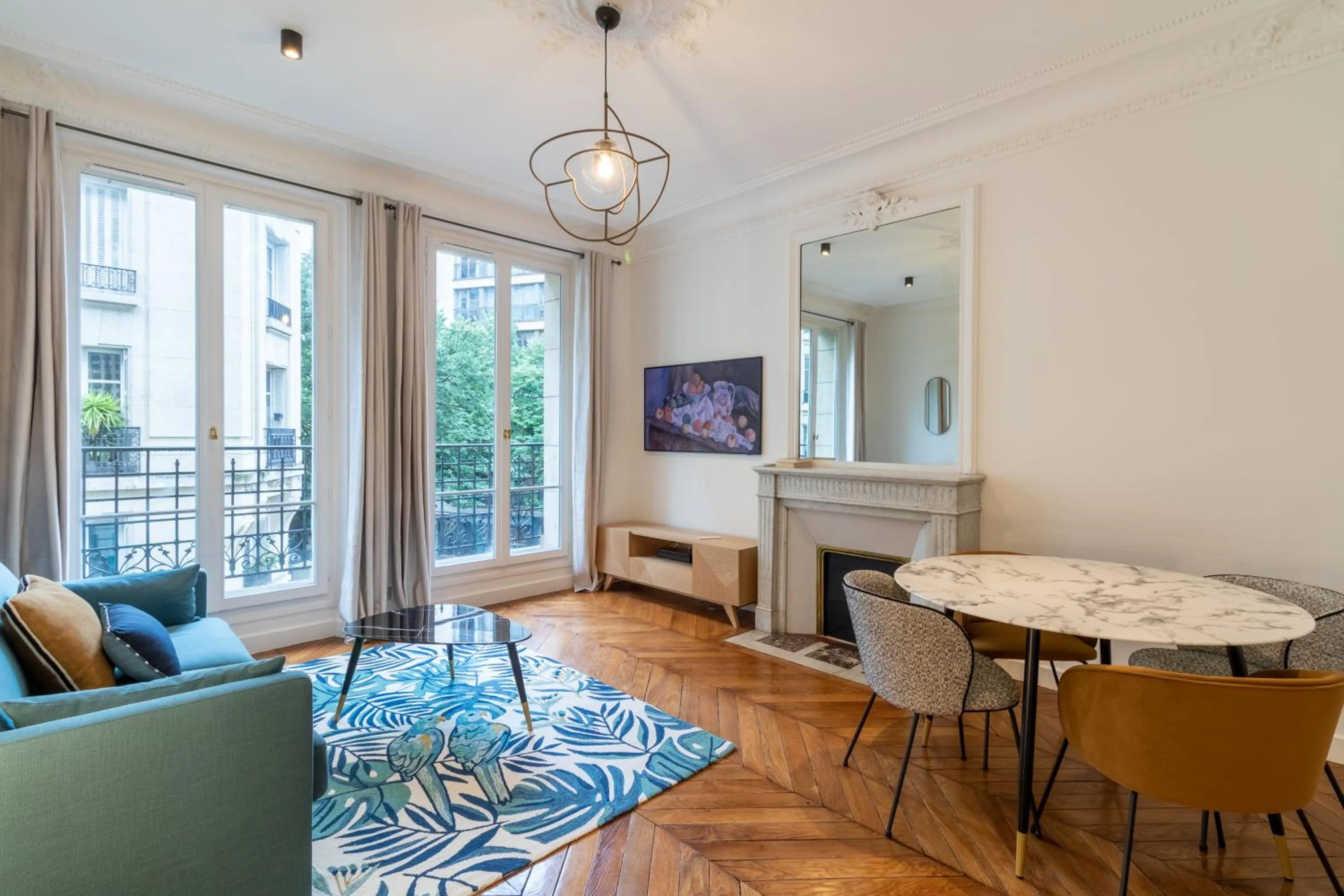 TV and multimedia in HotelHome Paris 16