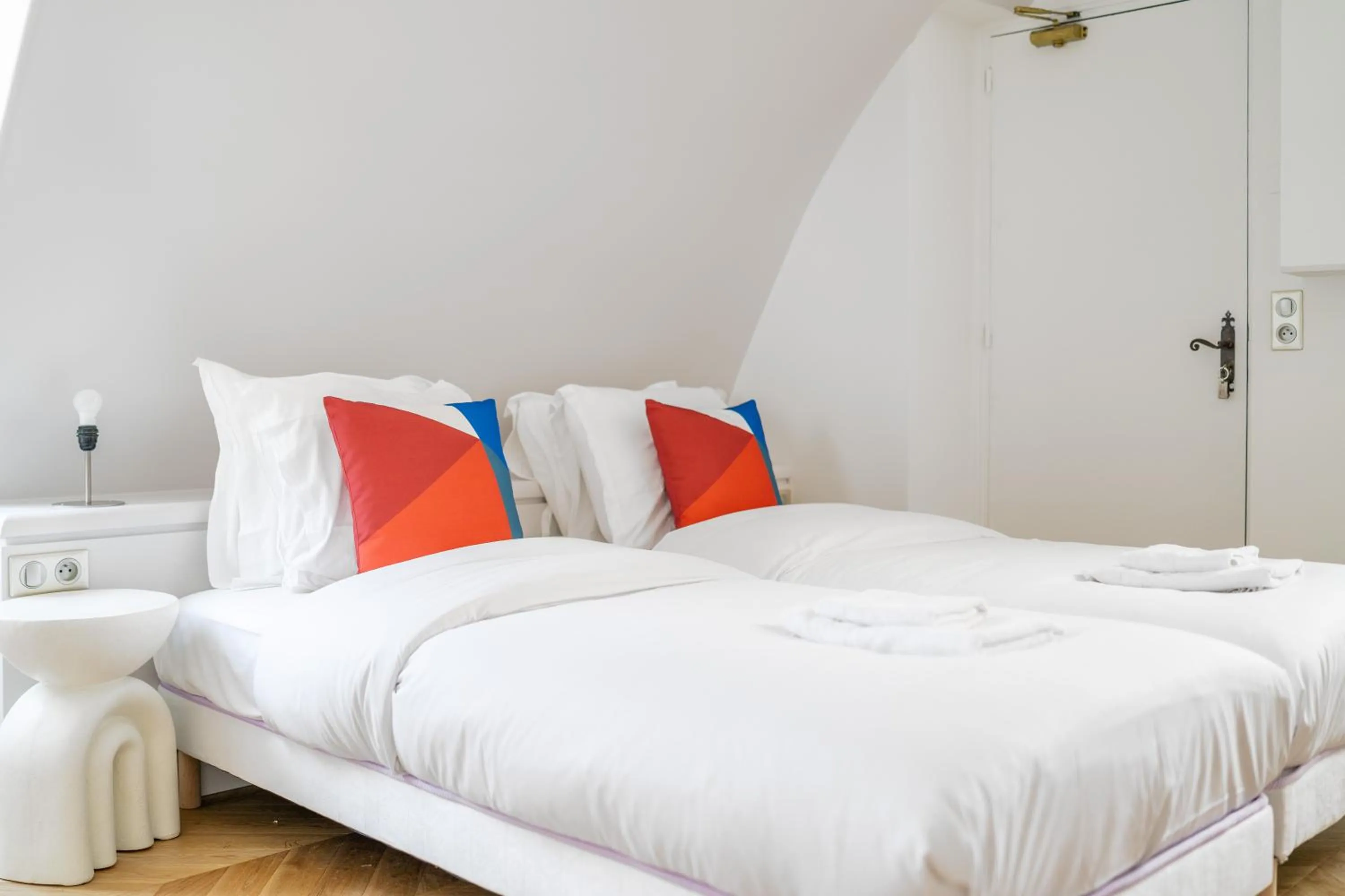 Bed in HotelHome Paris 16