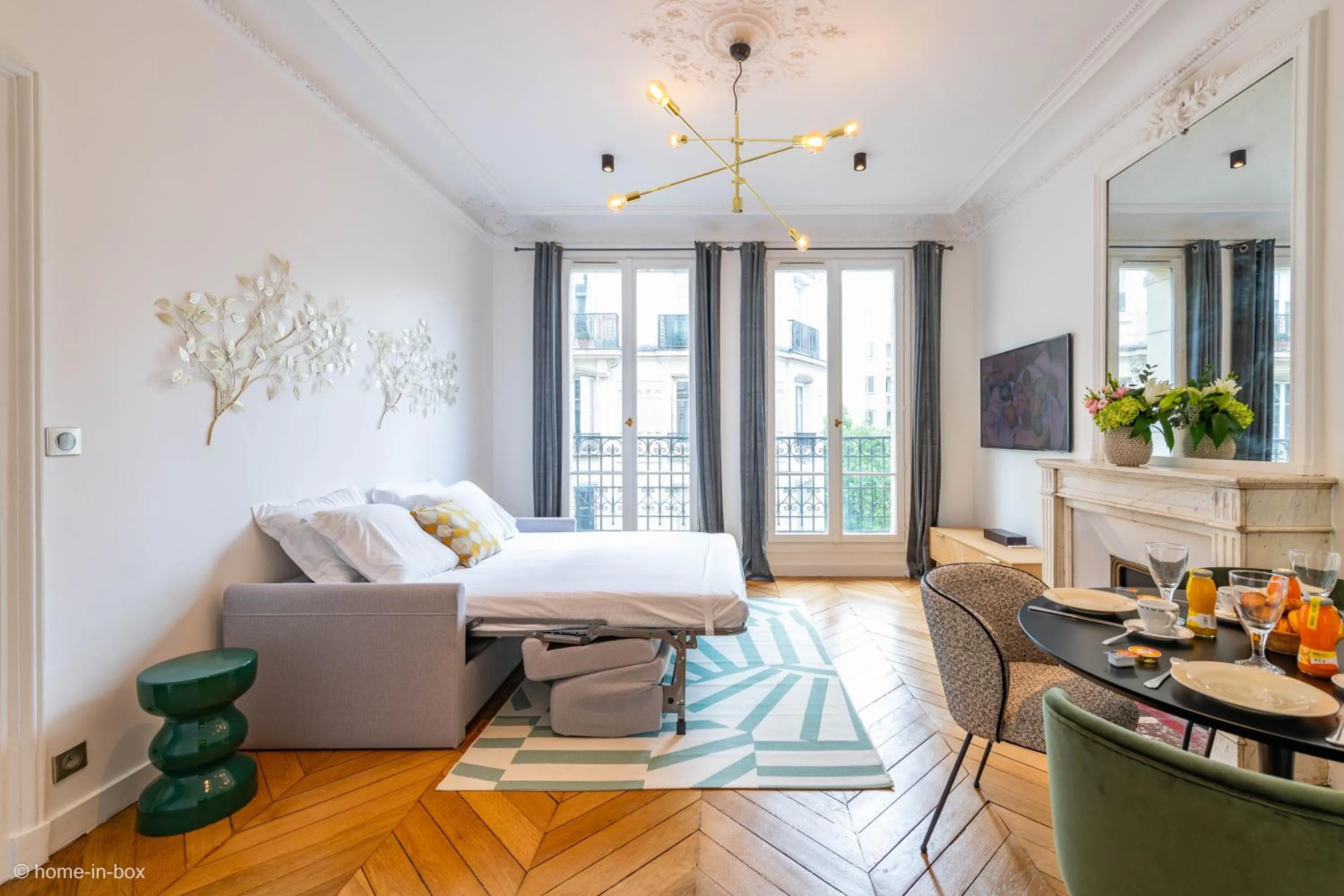 Bed in HotelHome Paris 16