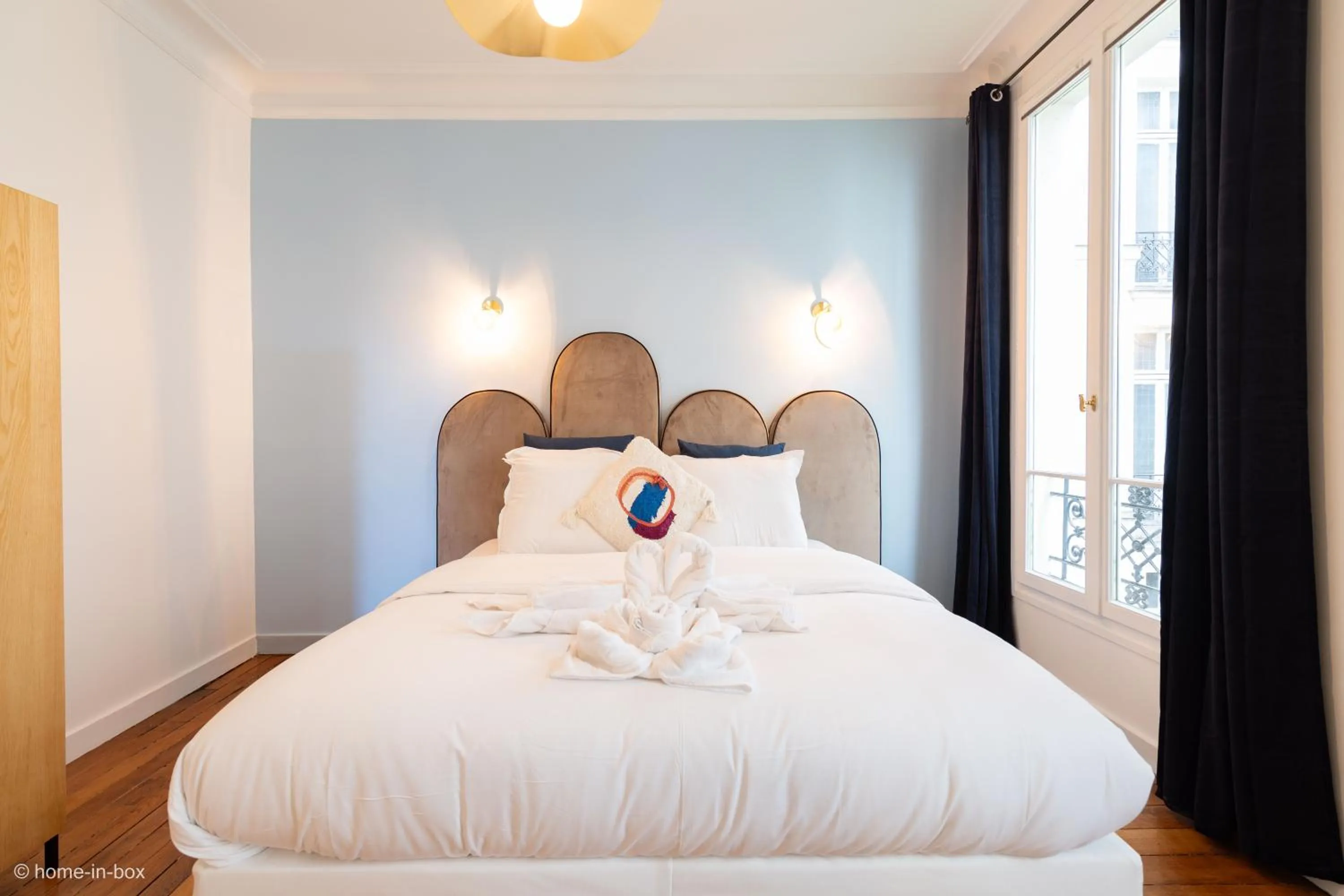 Bed in HotelHome Paris 16