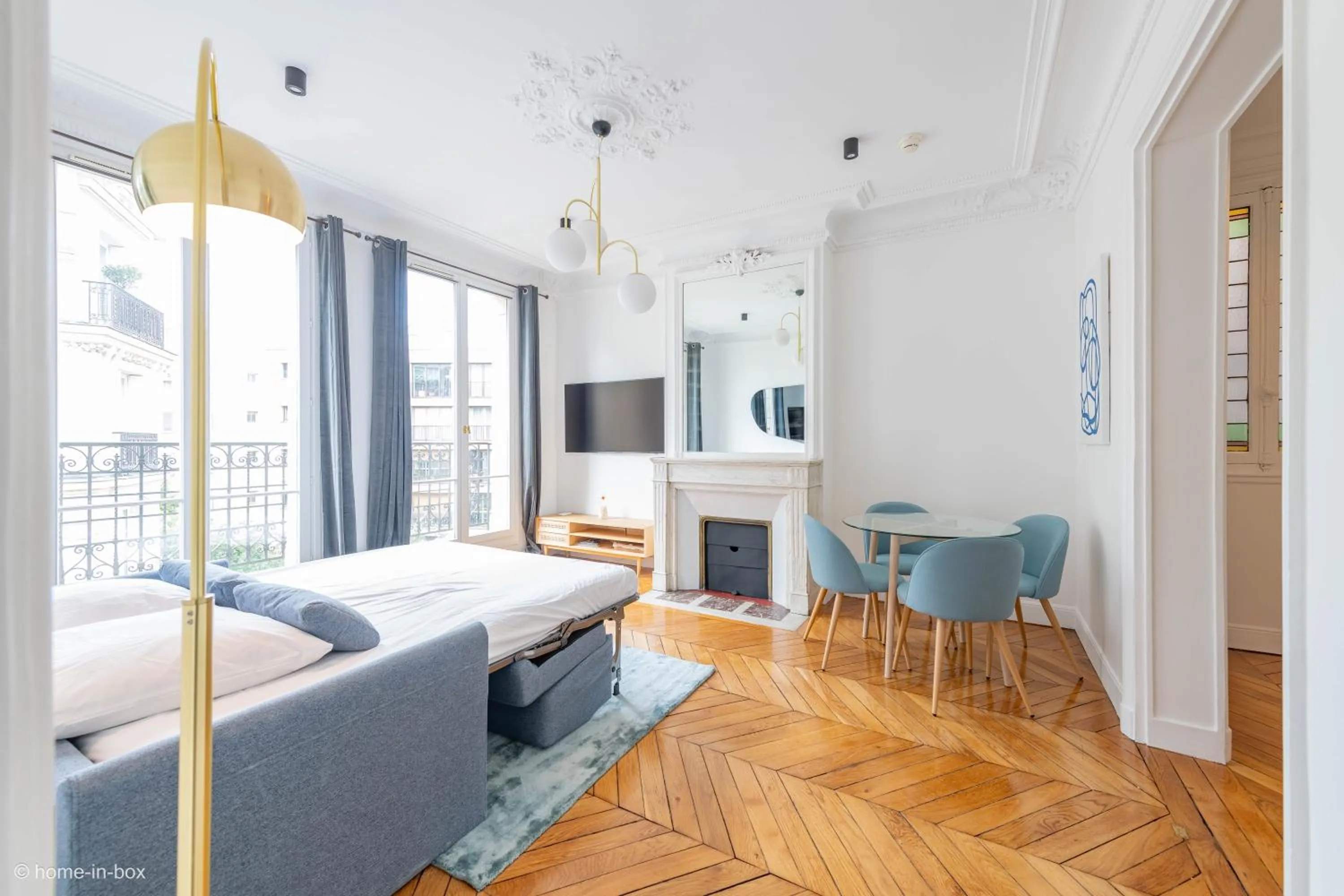 Communal lounge/ TV room, Bed in HotelHome Paris 16