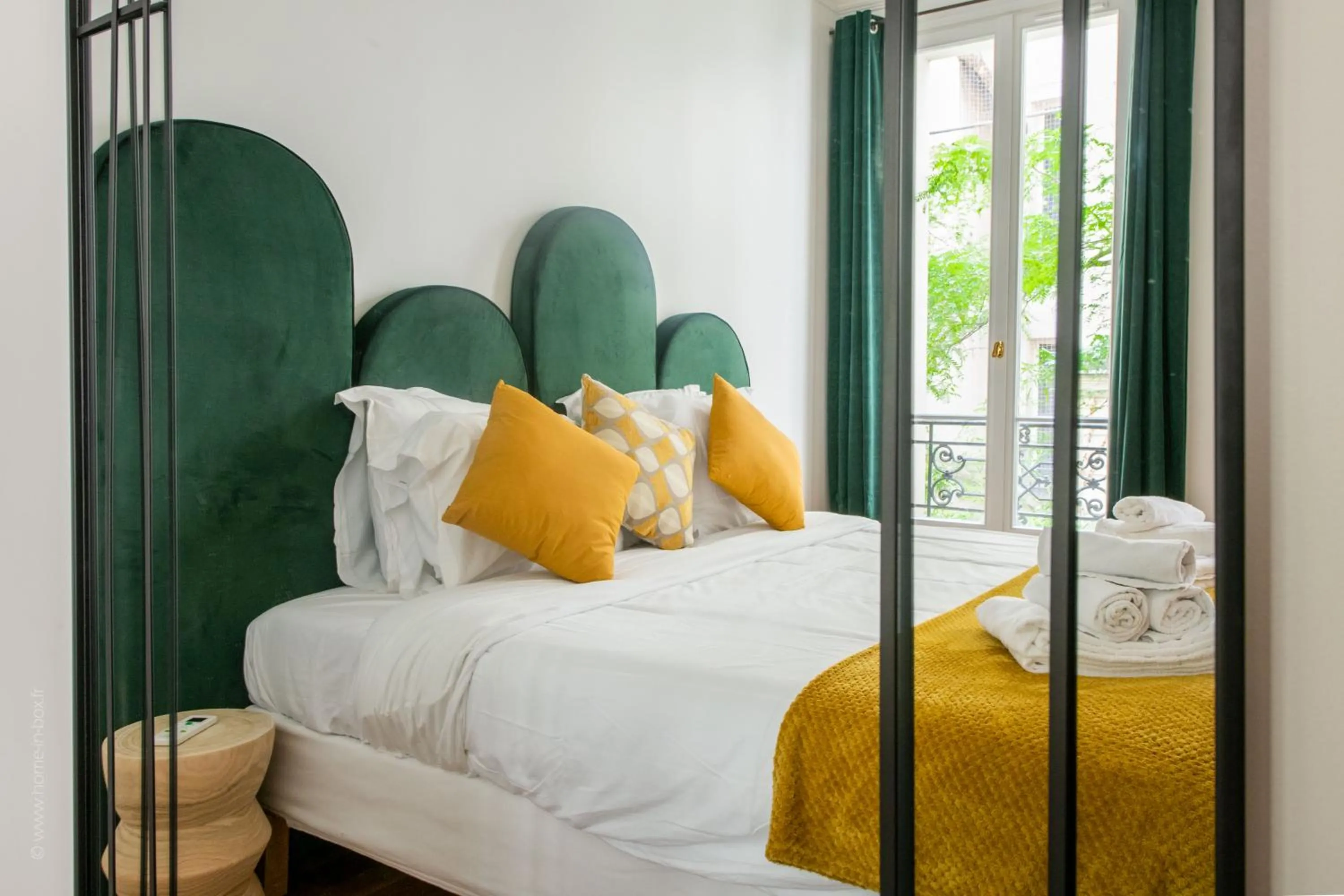 Bed in HotelHome Paris 16