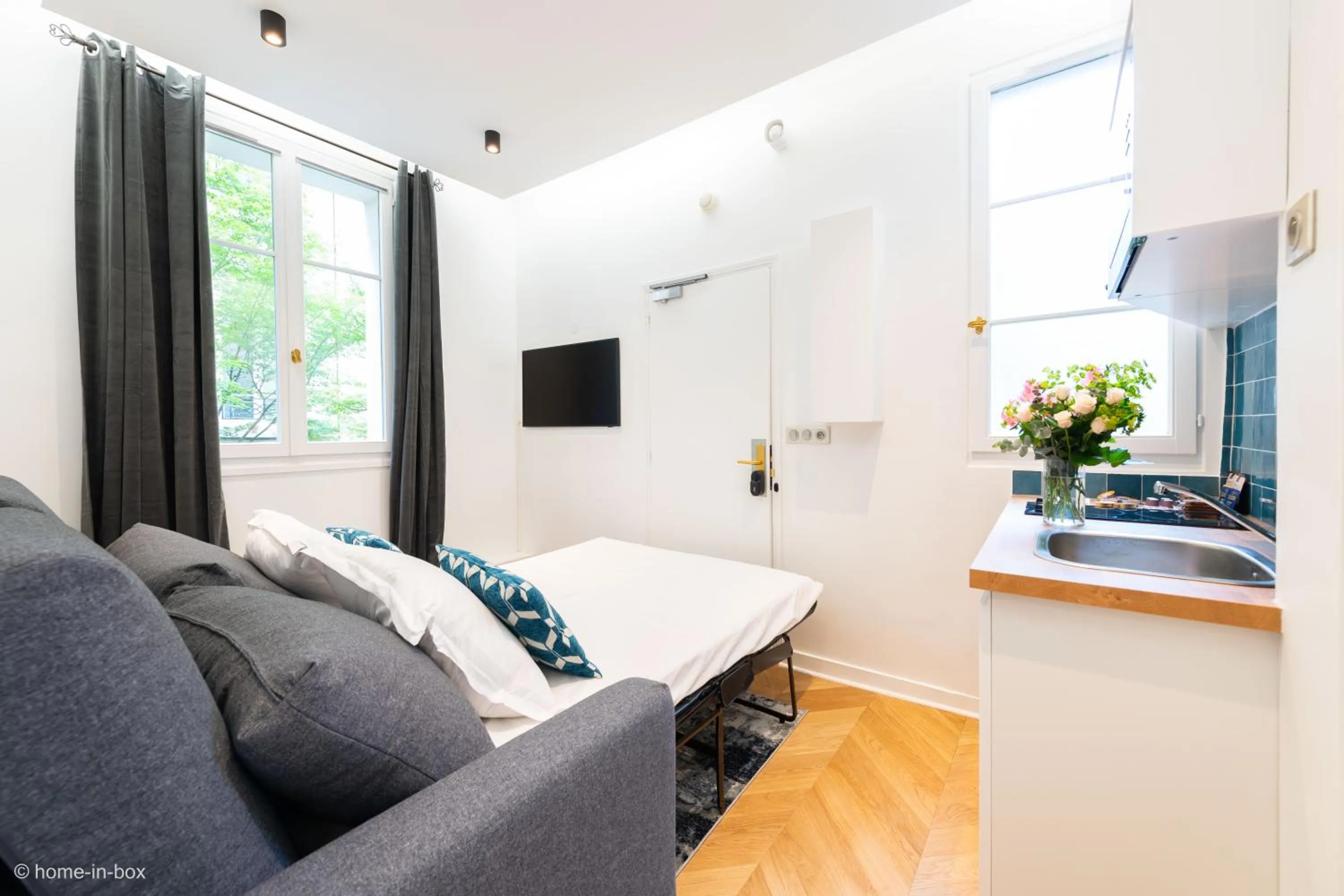 Bed in HotelHome Paris 16