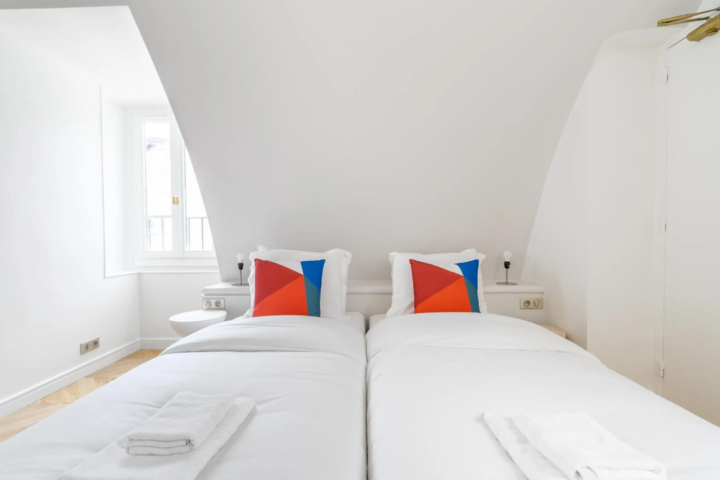 Bed in HotelHome Paris 16