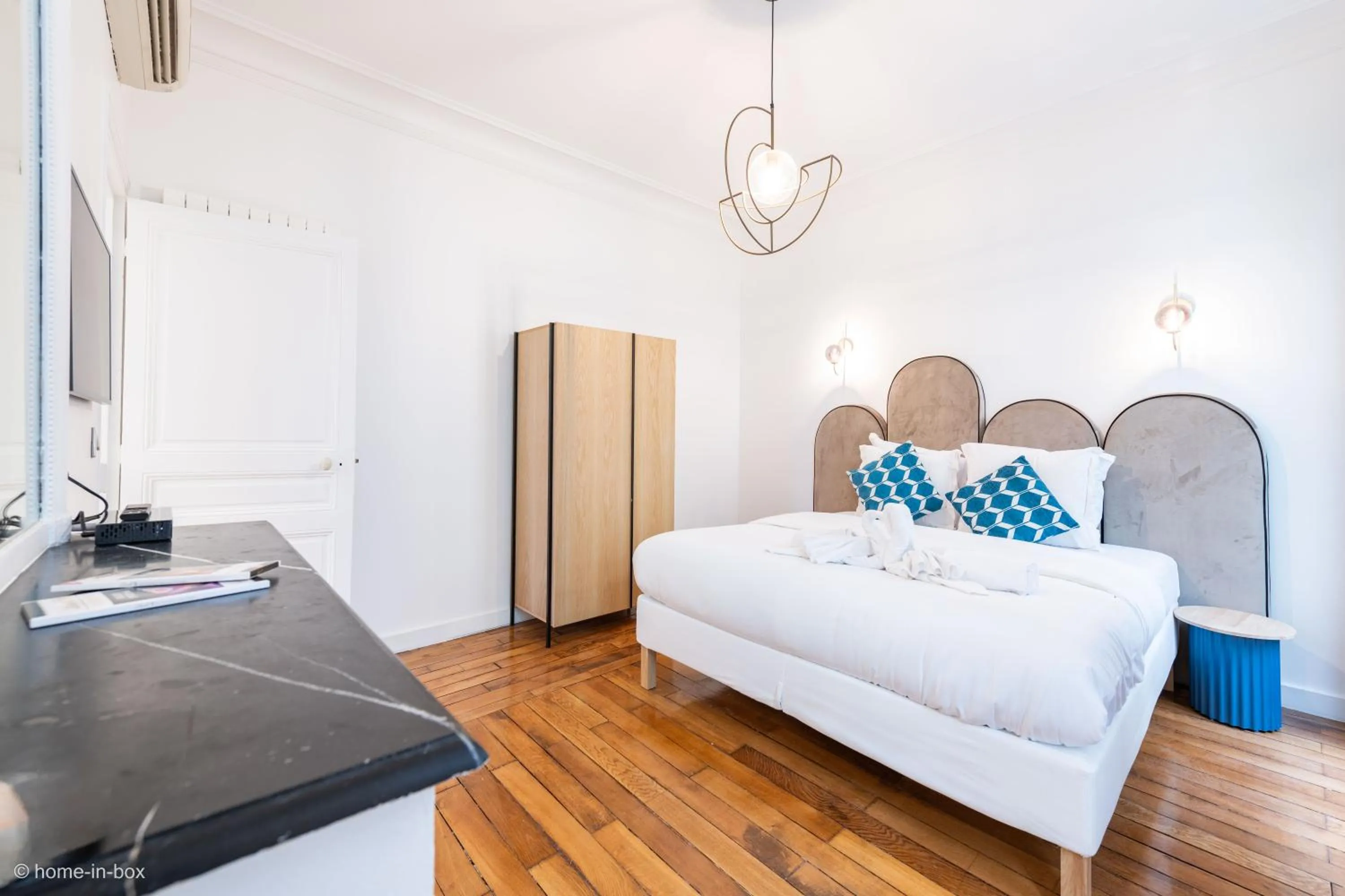 Bed in HotelHome Paris 16