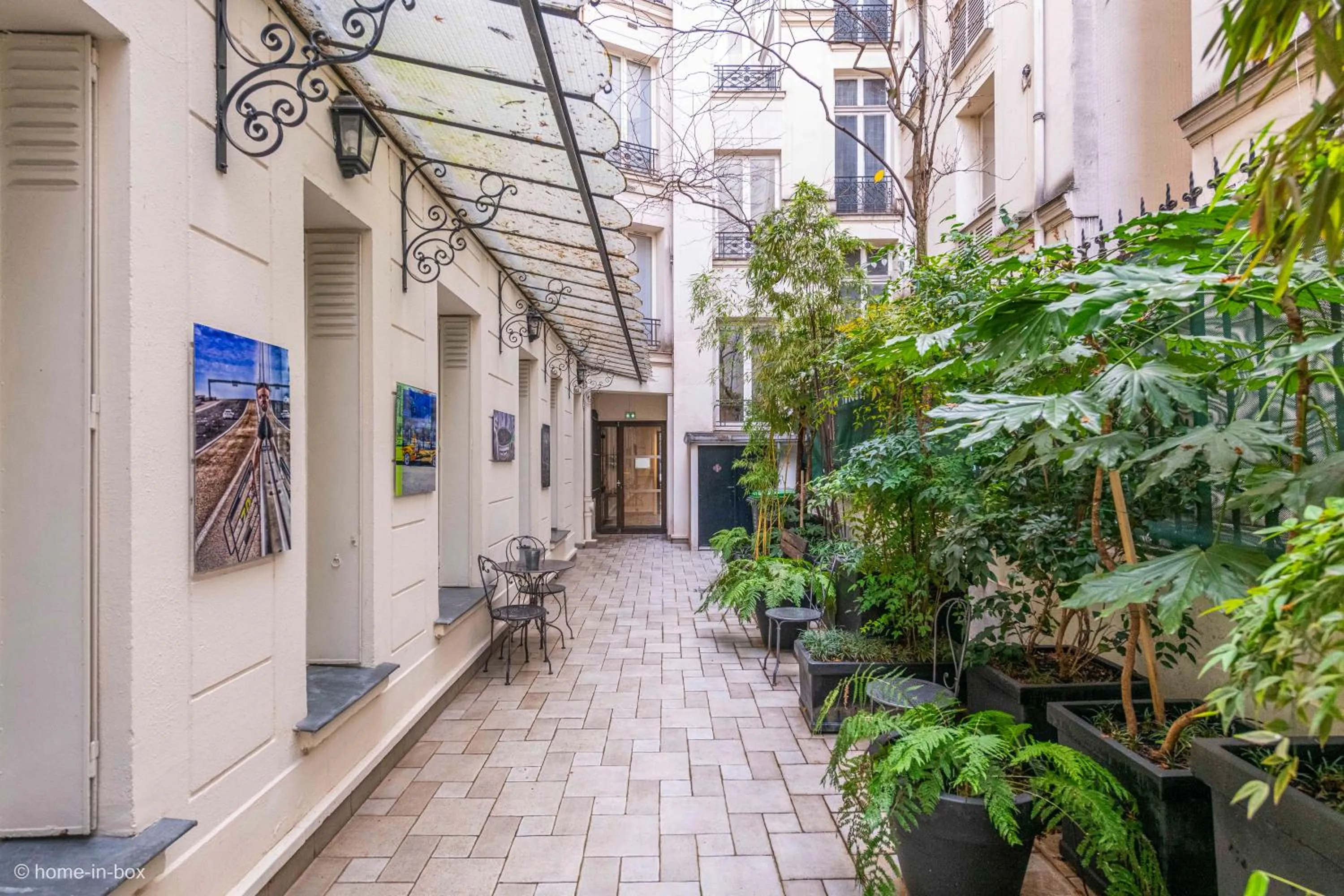 Inner courtyard view in HotelHome Paris 16