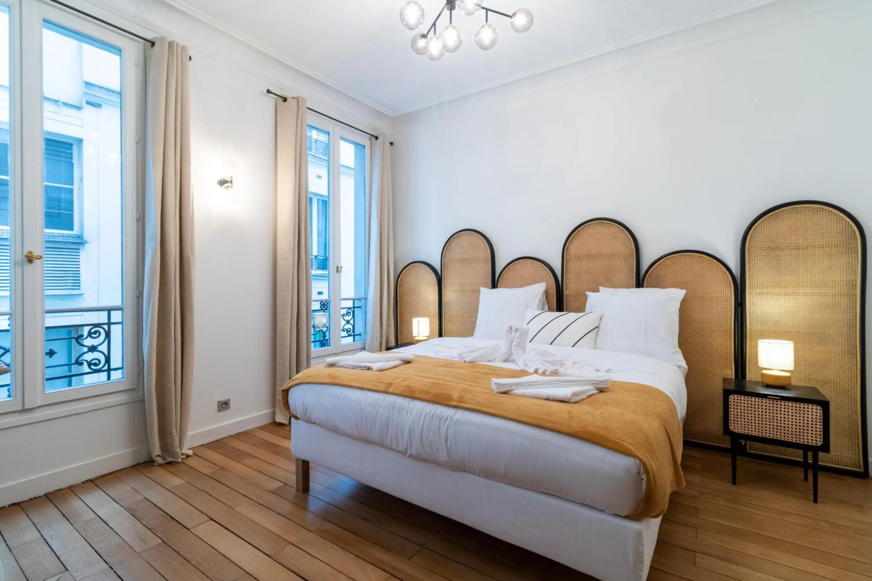 Bed in HotelHome Paris 16