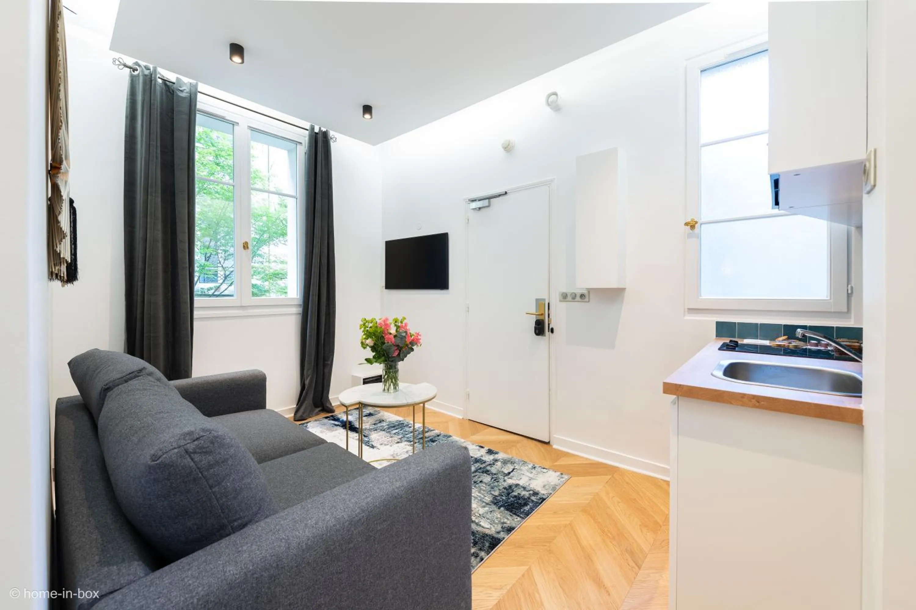 TV and multimedia in HotelHome Paris 16