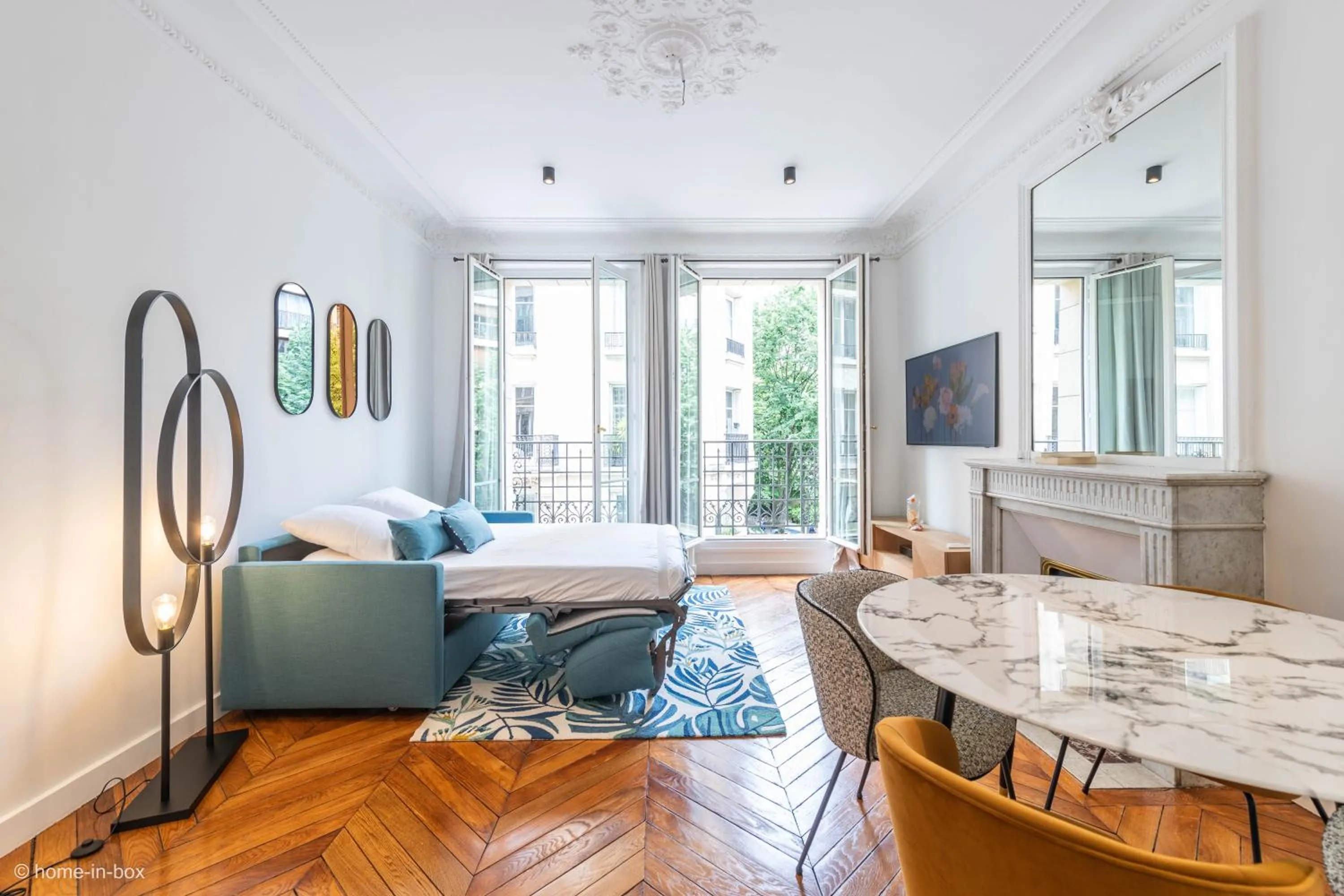 Bed in HotelHome Paris 16