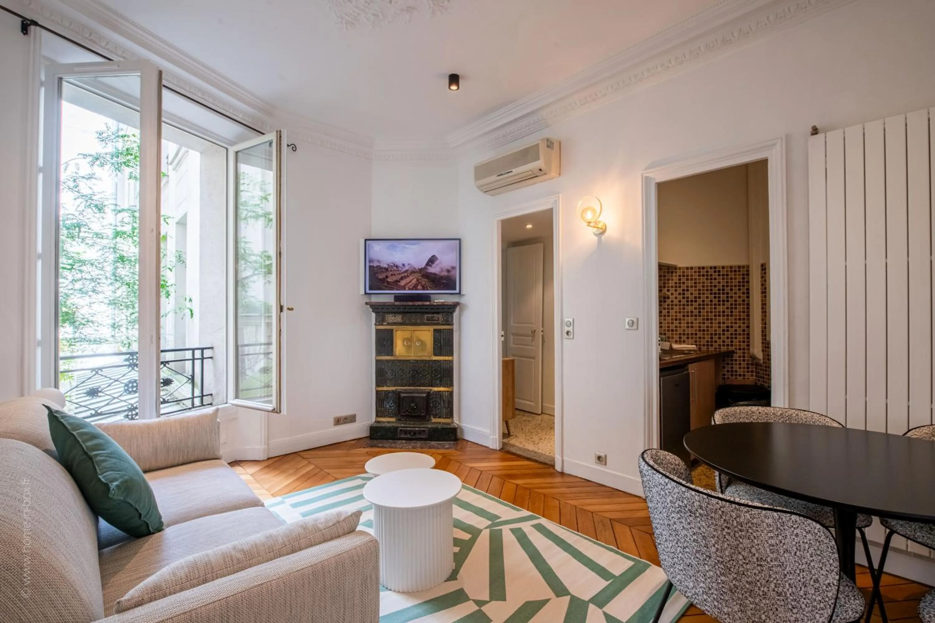 Communal lounge/ TV room in HotelHome Paris 16