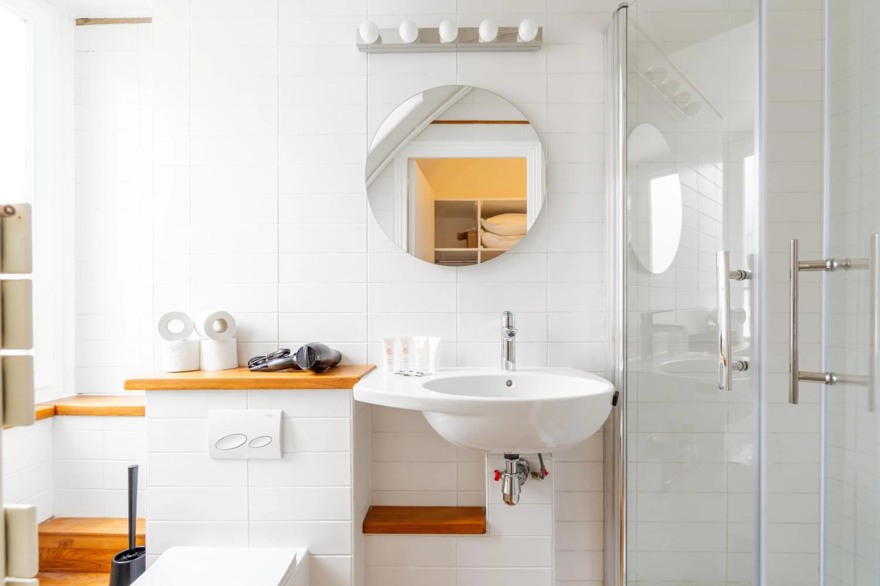 Shower in HotelHome Paris 16