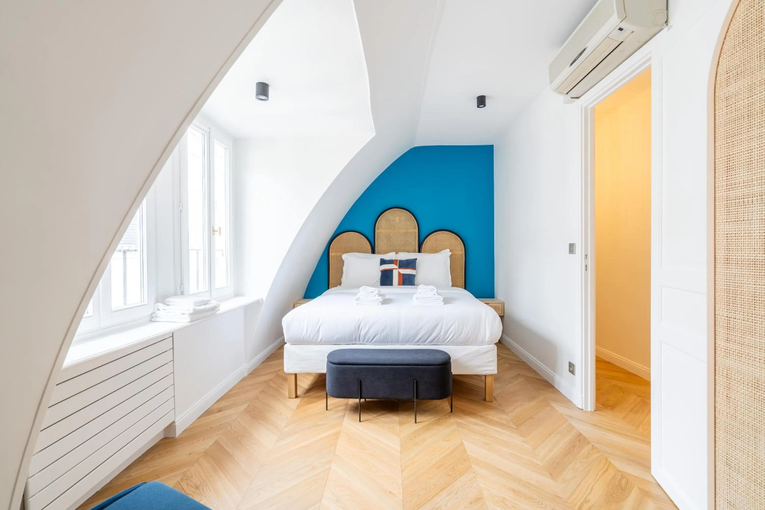 Bed in HotelHome Paris 16