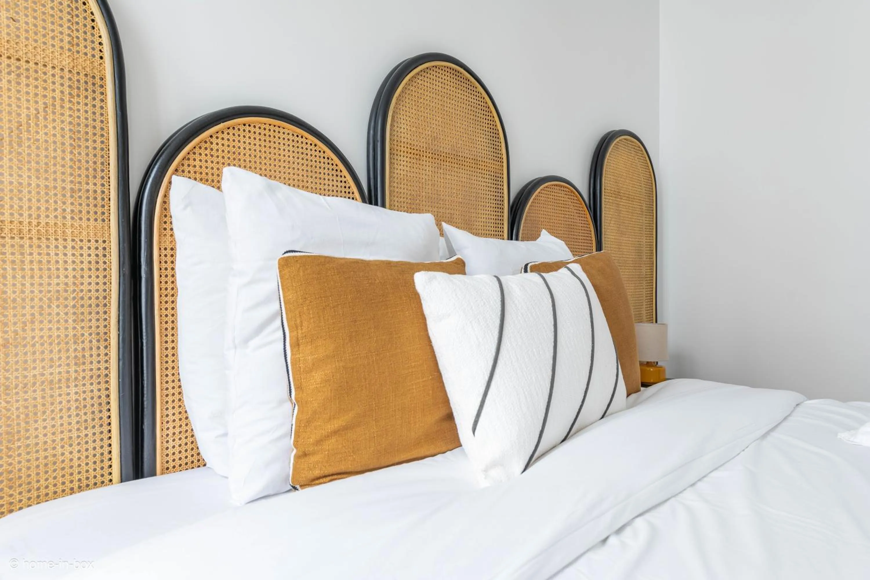 Bed in HotelHome Paris 16