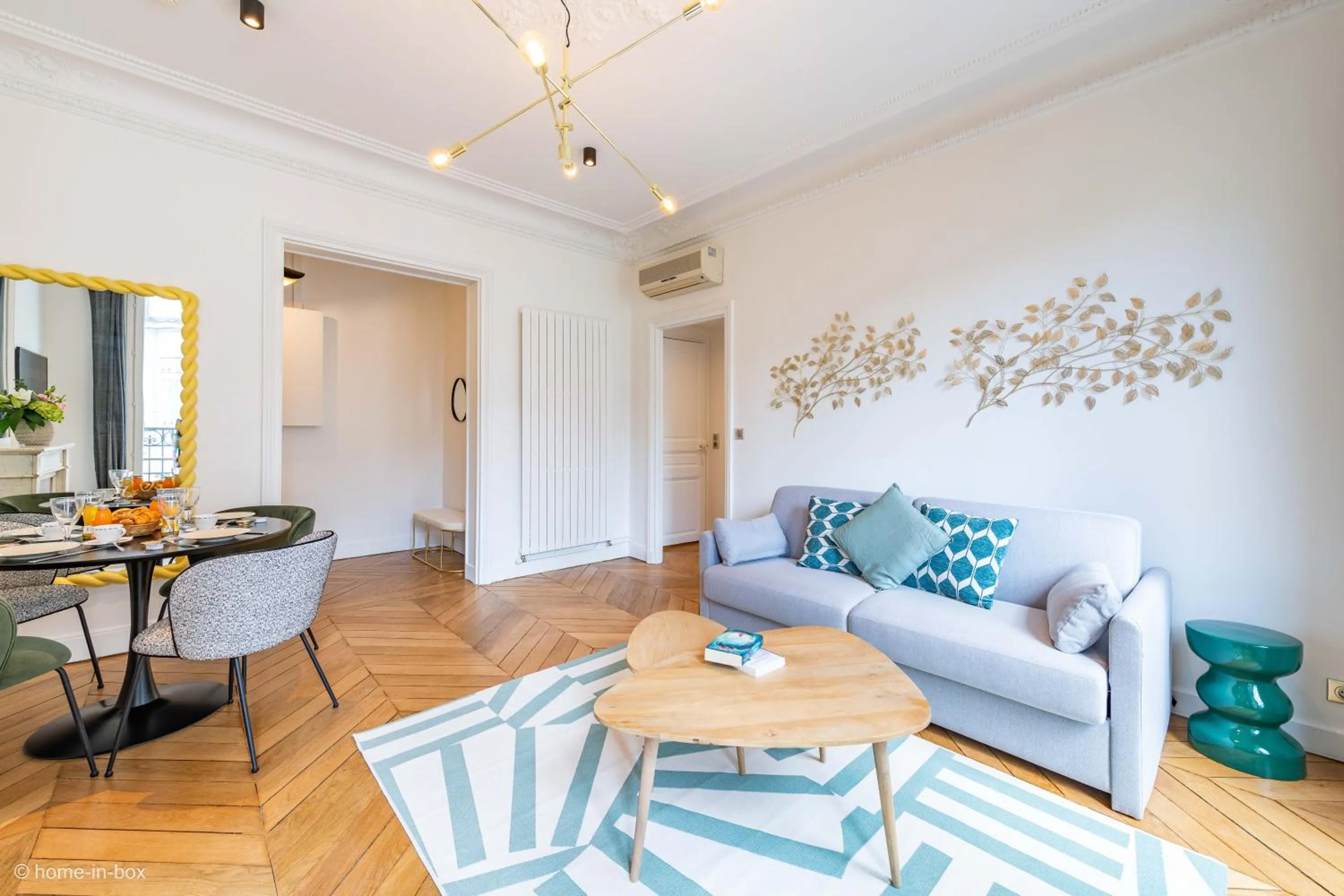 Bed in HotelHome Paris 16