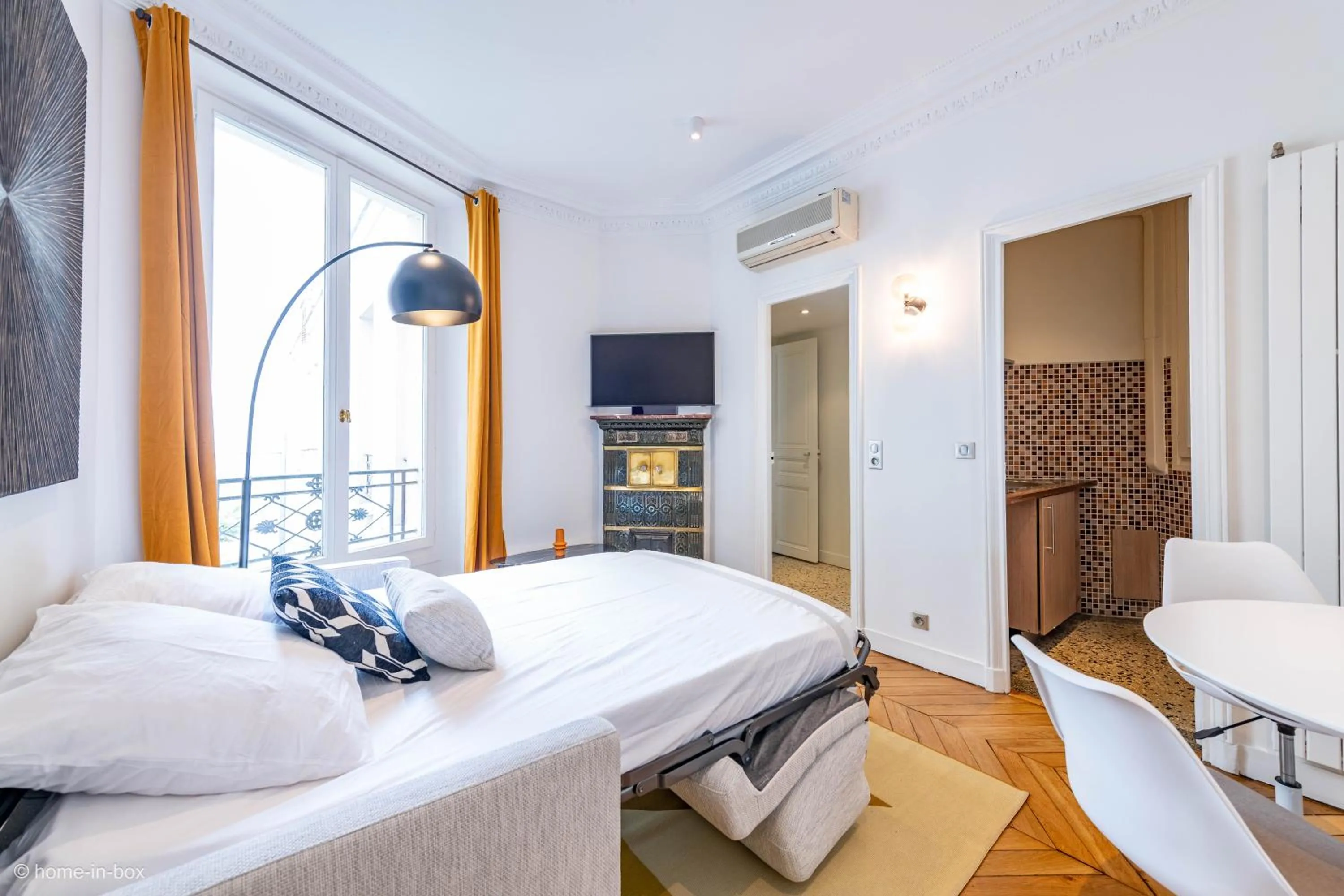 Communal lounge/ TV room, Bed in HotelHome Paris 16