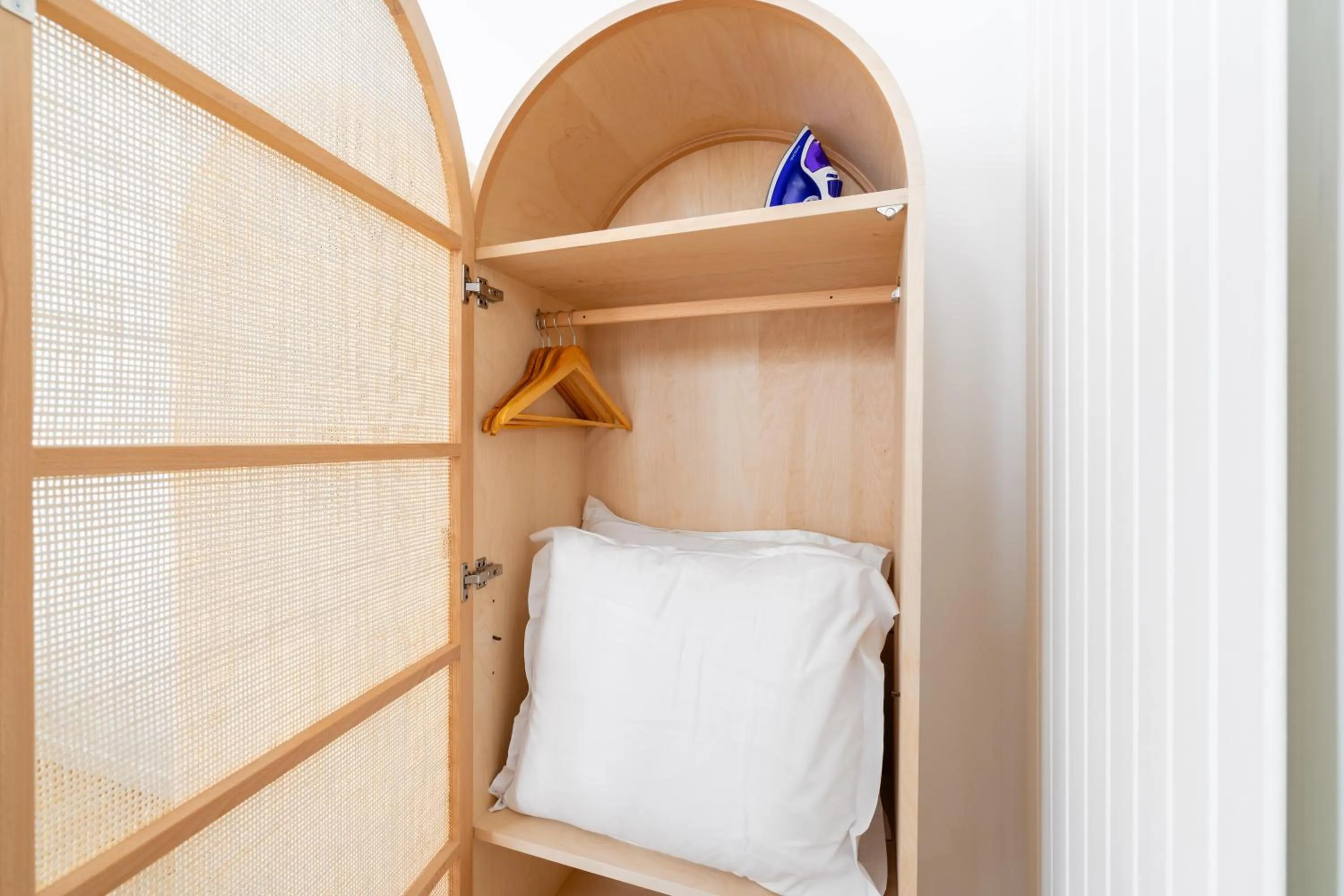 flat iron in HotelHome Paris 16