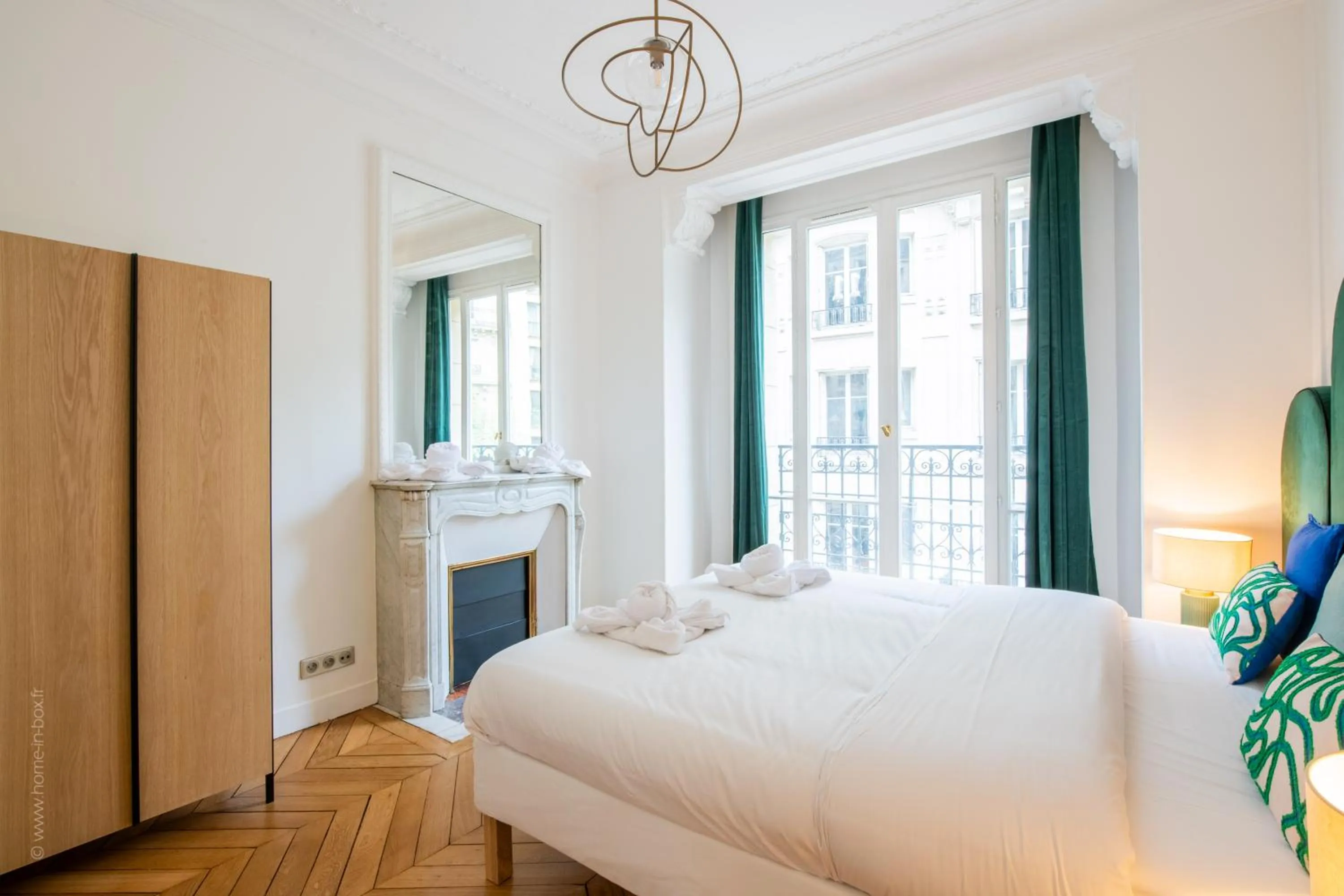 Photo of the whole room, Bed in HotelHome Paris 16