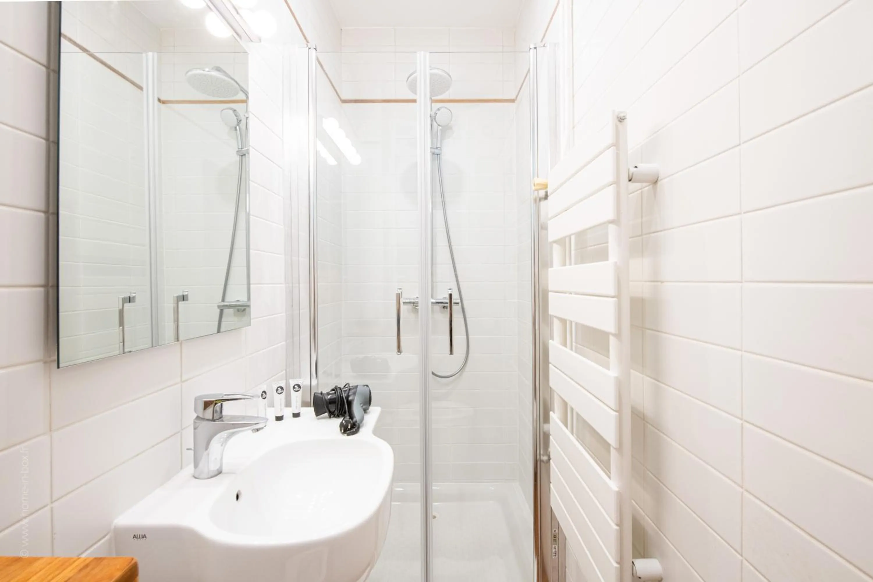 Shower in HotelHome Paris 16