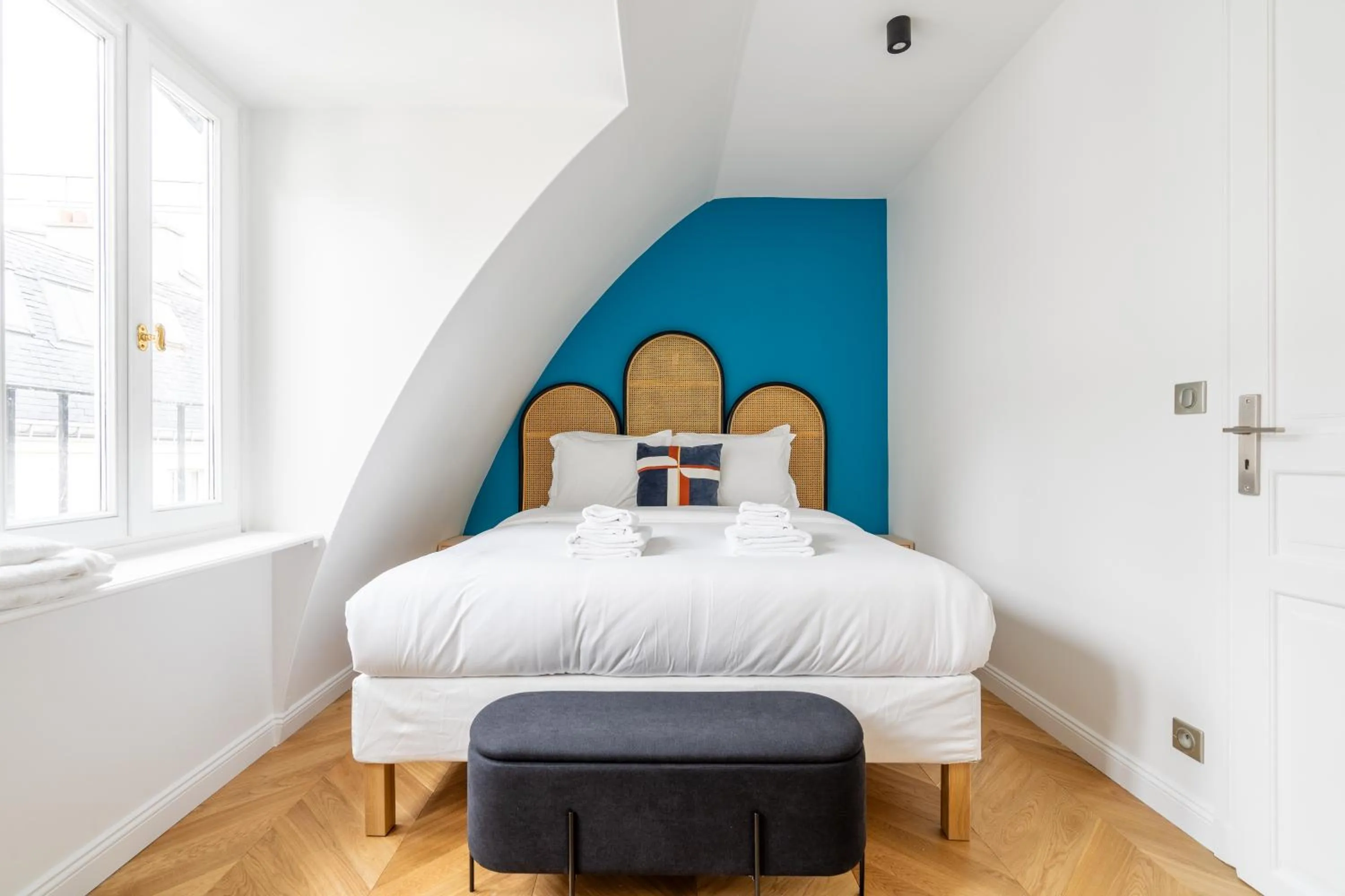 Bed in HotelHome Paris 16