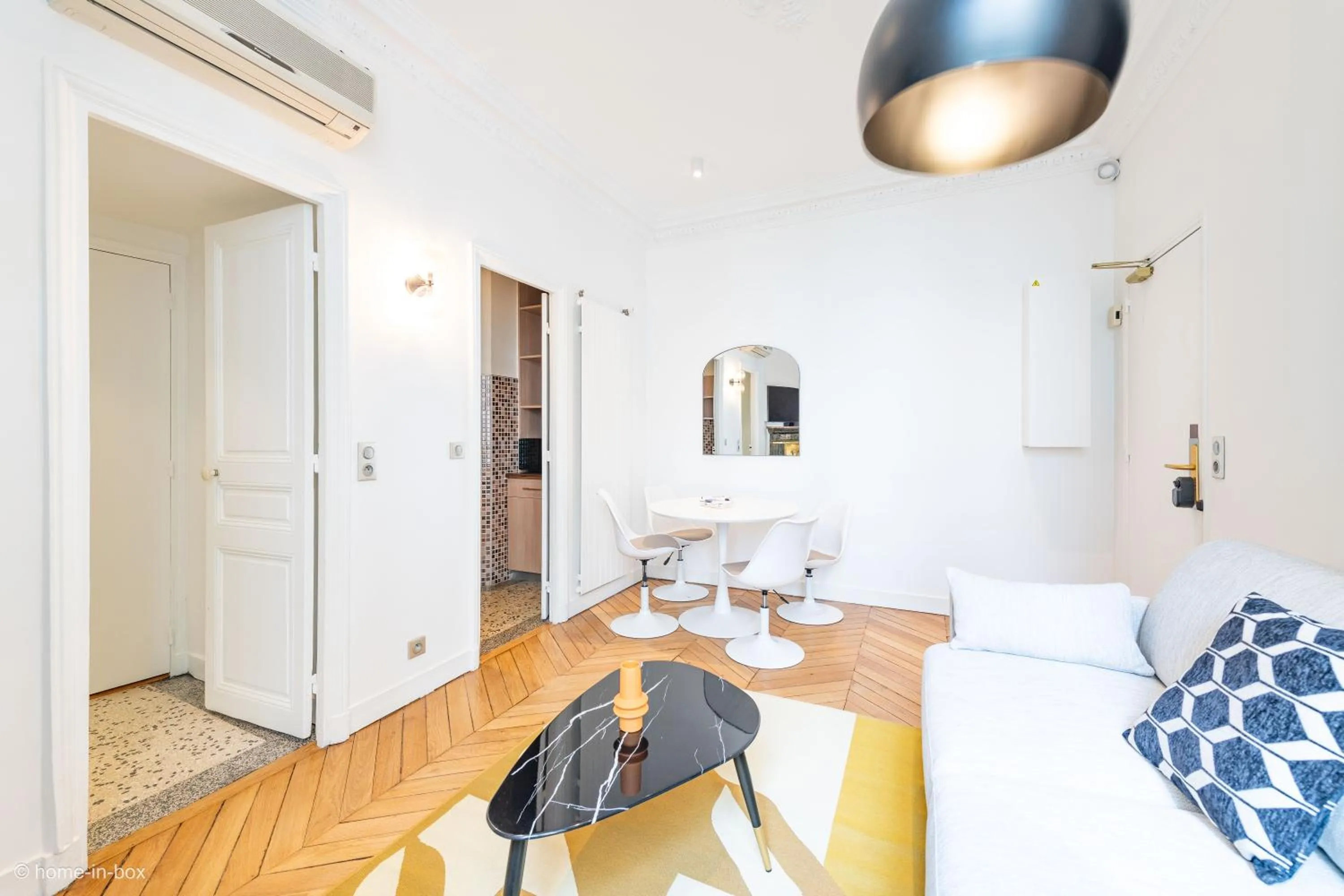 Seating area, Bed in HotelHome Paris 16