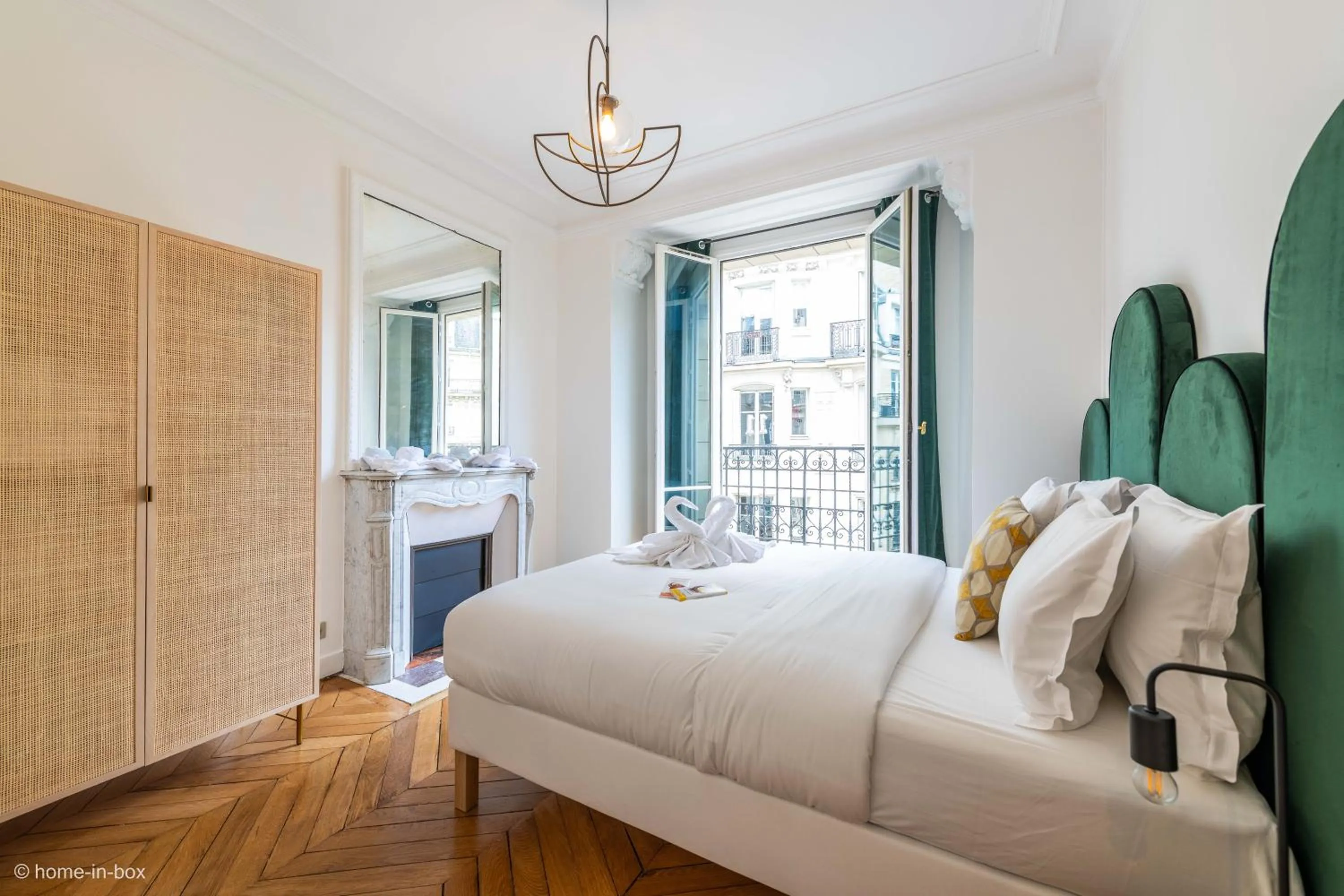 Bed in HotelHome Paris 16