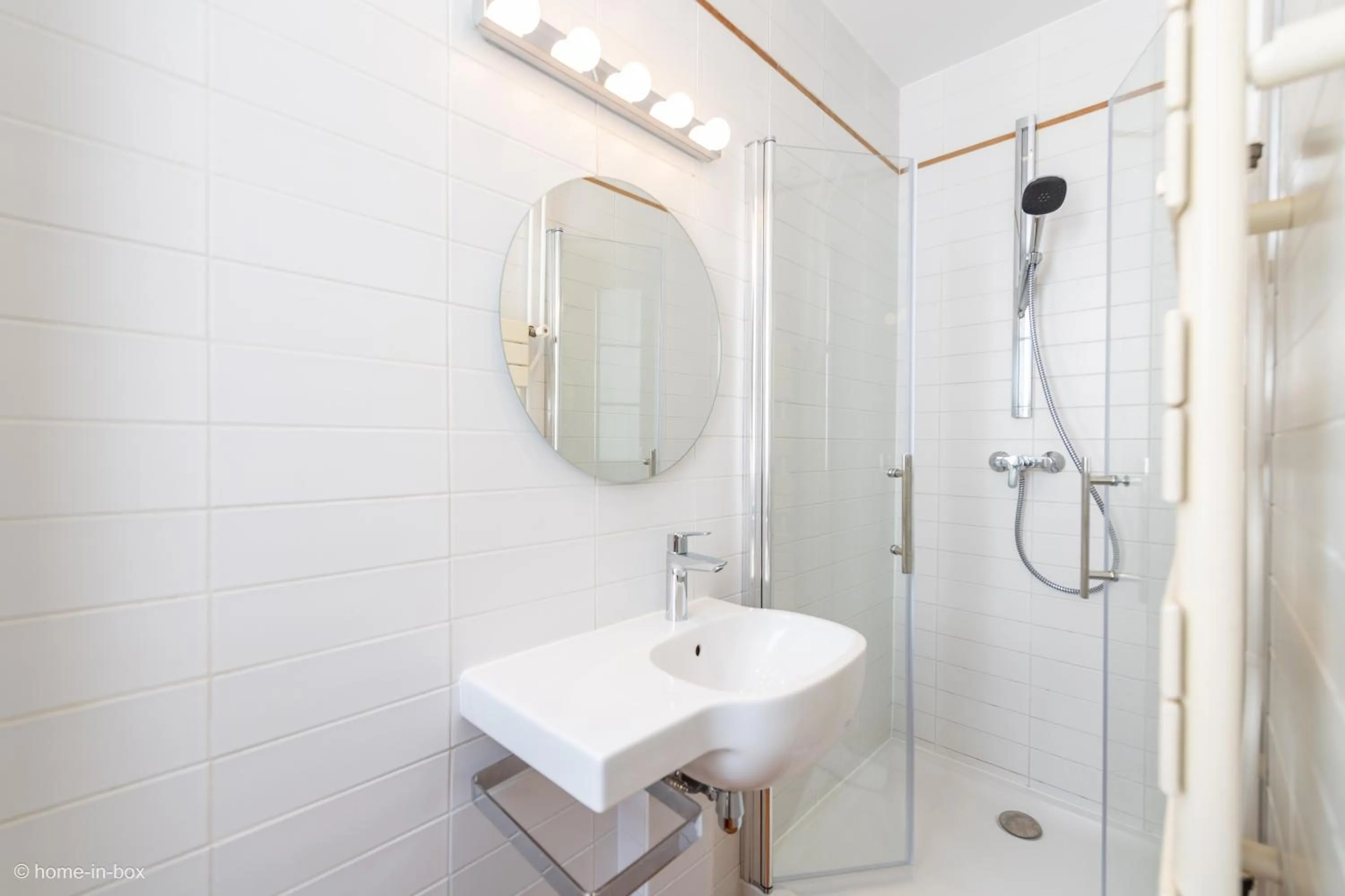 Shower in HotelHome Paris 16