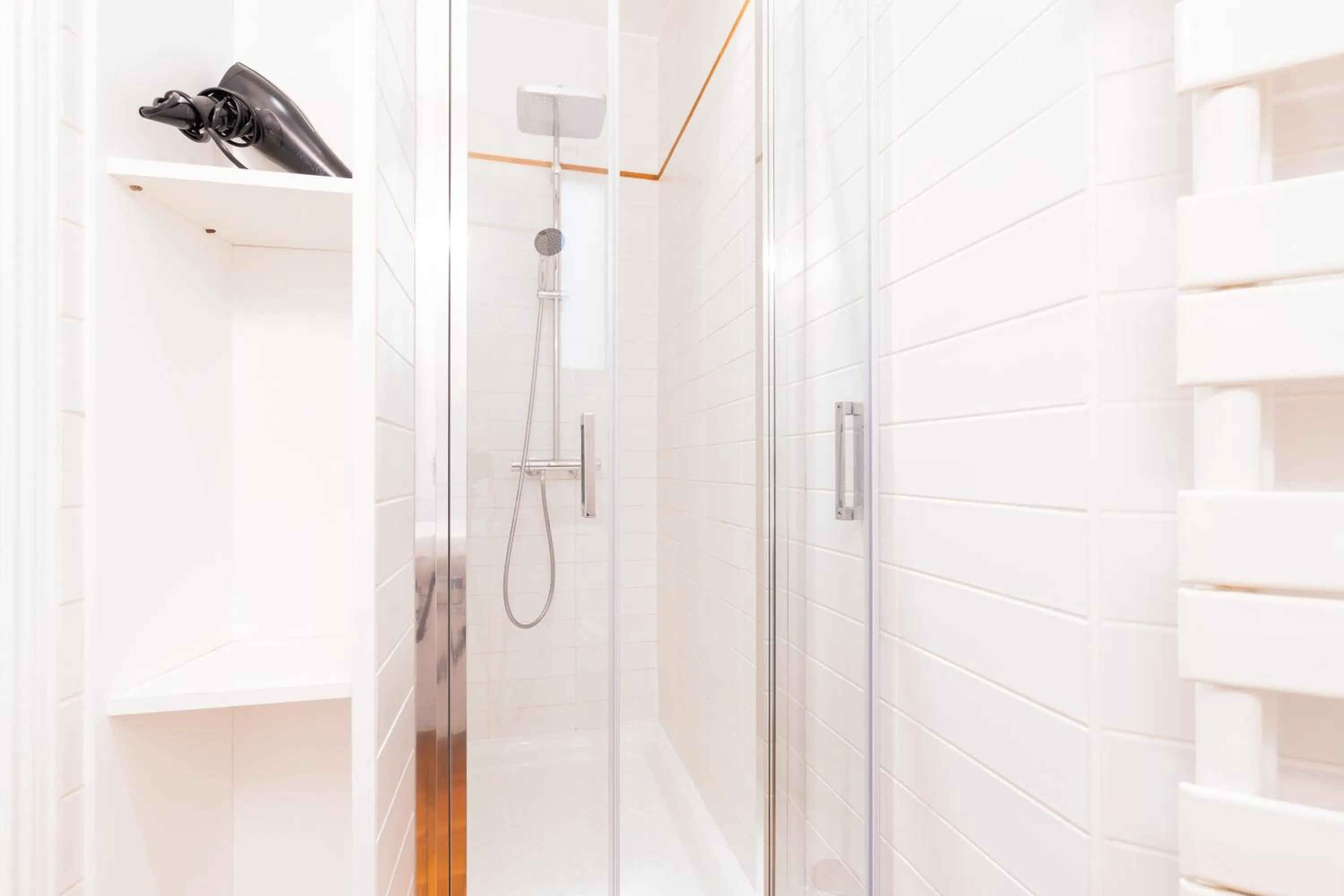 Shower in HotelHome Paris 16